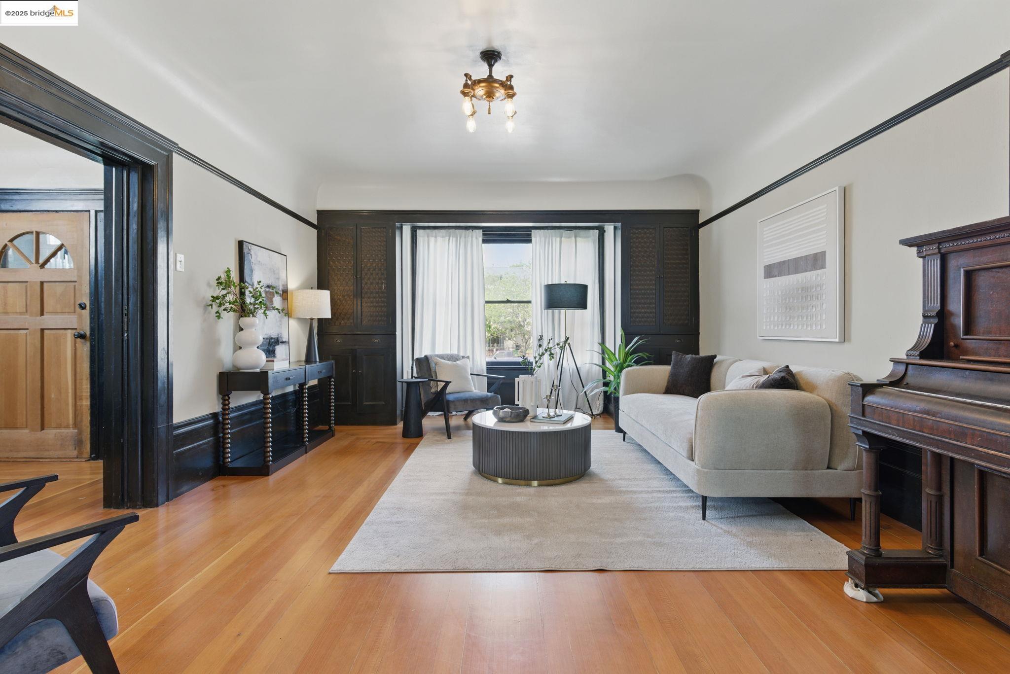 Detail Gallery Image 6 of 52 For 835 W Macarthur, Oakland,  CA 94608 - 4 Beds | 2 Baths