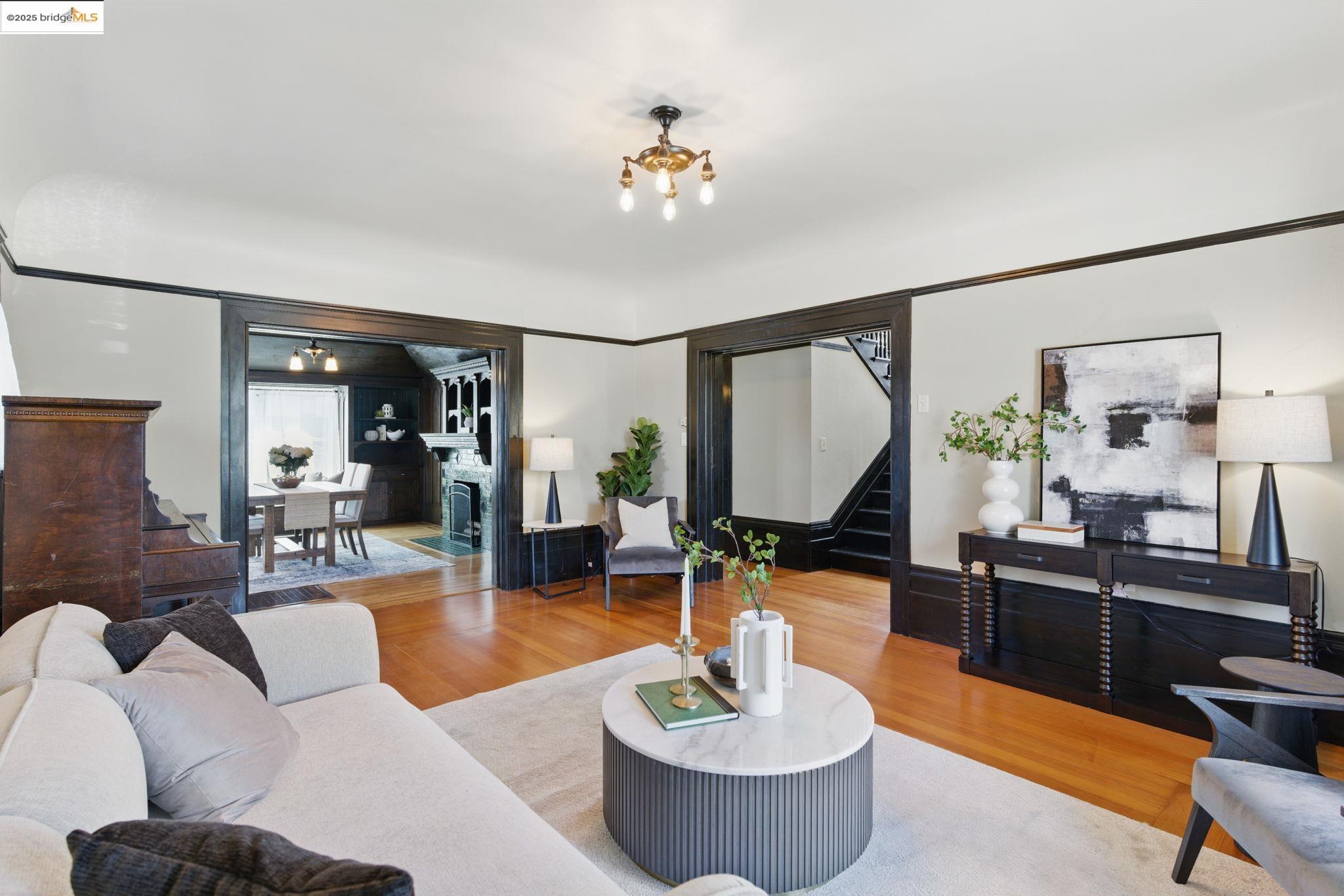 Detail Gallery Image 7 of 52 For 835 W Macarthur, Oakland,  CA 94608 - 4 Beds | 2 Baths