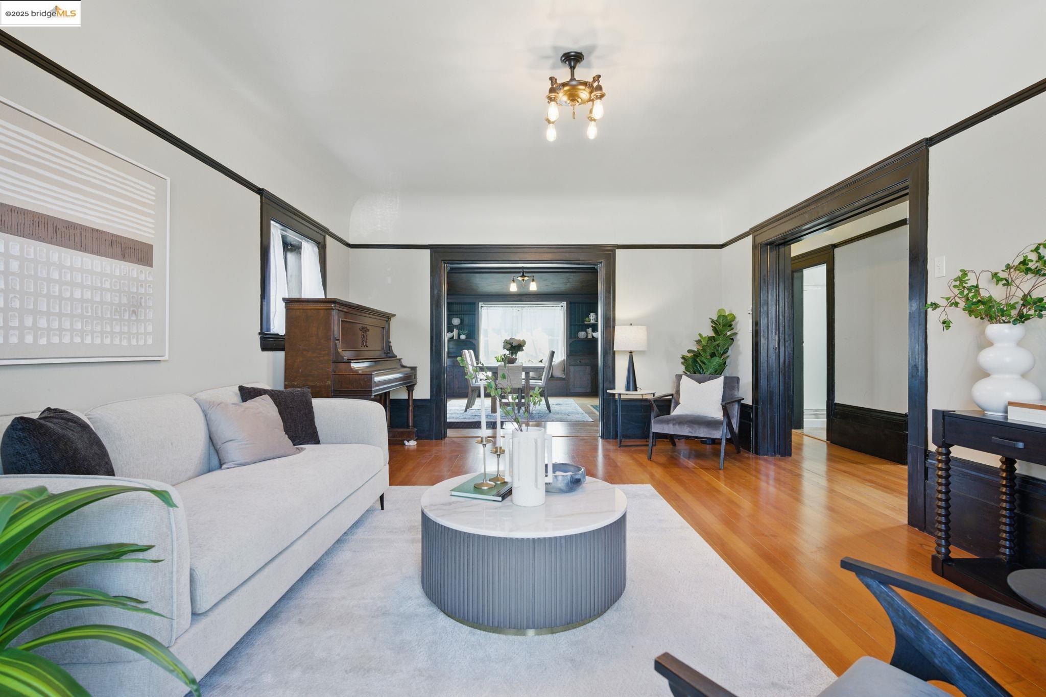 Detail Gallery Image 8 of 52 For 835 W Macarthur, Oakland,  CA 94608 - 4 Beds | 2 Baths