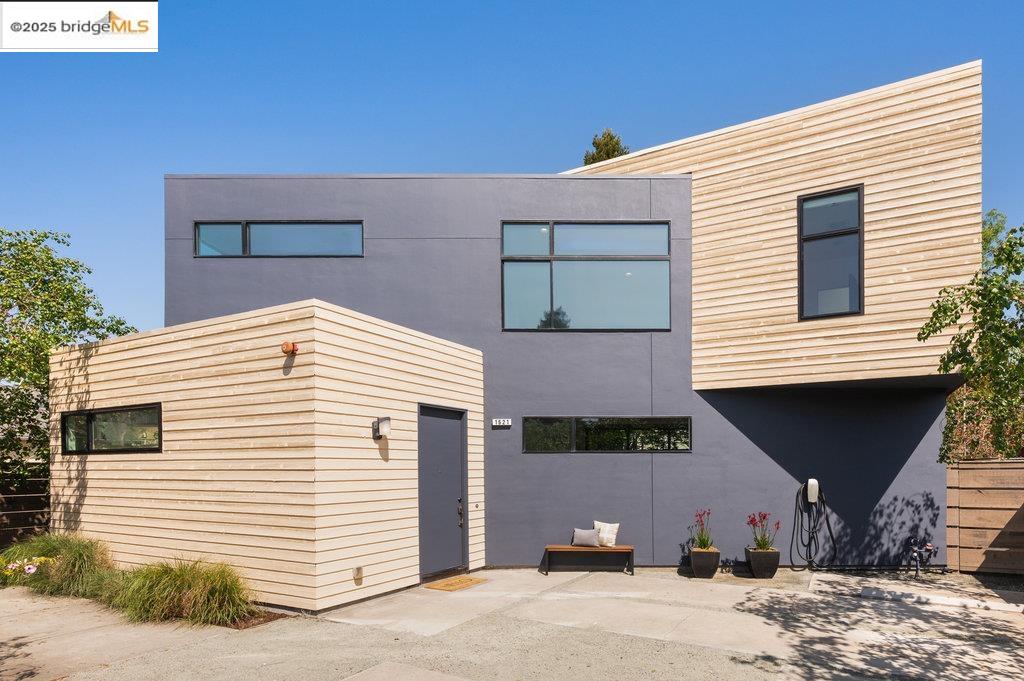 Detail Gallery Image 1 of 1 For 1621 Harmon St., Berkeley,  CA 94703 - 4 Beds | 2/1 Baths
