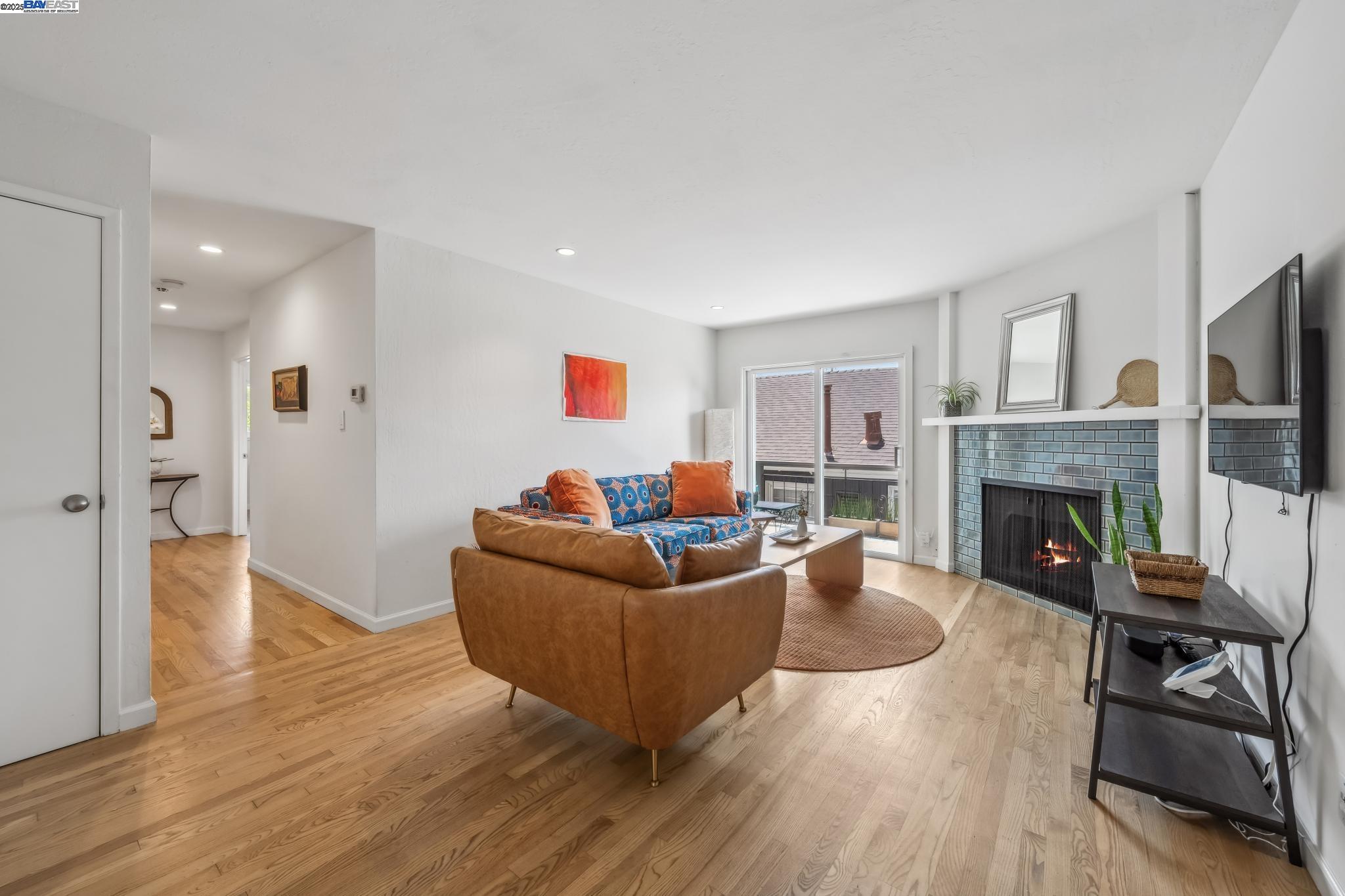 Detail Gallery Image 5 of 24 For 1233 Broadway, Alameda,  CA 94501 - 3 Beds | 2 Baths