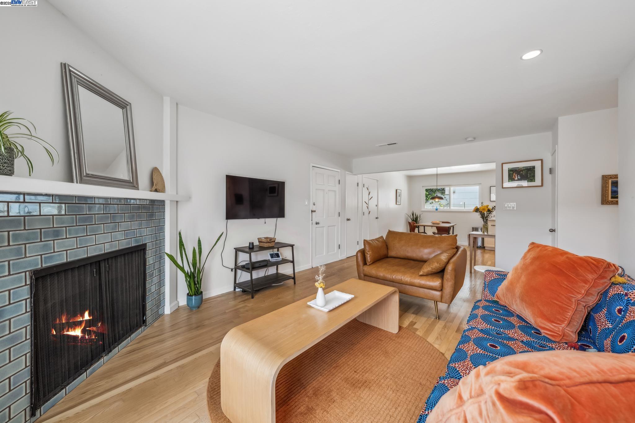 Detail Gallery Image 7 of 24 For 1233 Broadway, Alameda,  CA 94501 - 3 Beds | 2 Baths