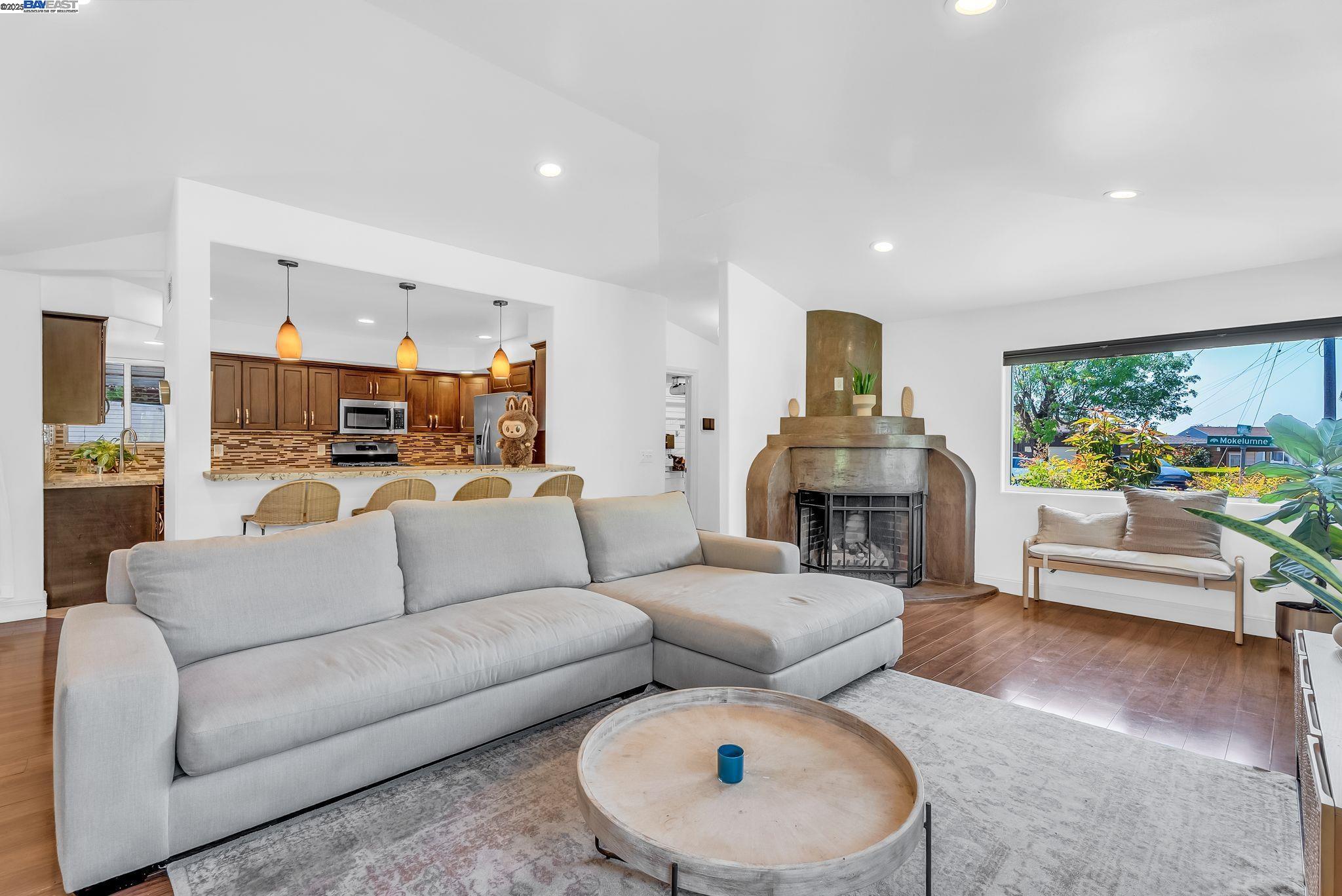 Detail Gallery Image 2 of 22 For 6400 Mokelumne Ave, Oakland,  CA 94605 - 3 Beds | 2 Baths