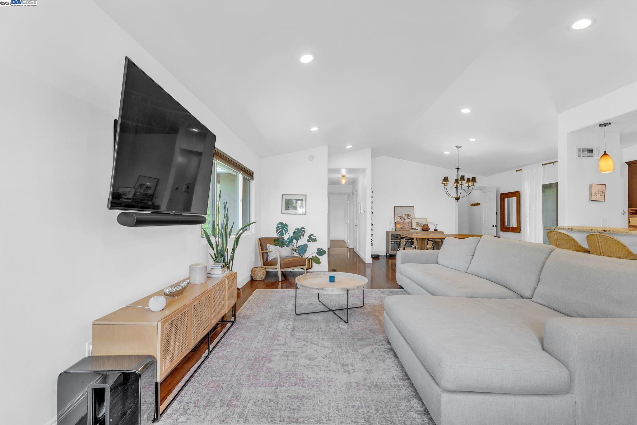 Detail Gallery Image 3 of 22 For 6400 Mokelumne Ave, Oakland,  CA 94605 - 3 Beds | 2 Baths