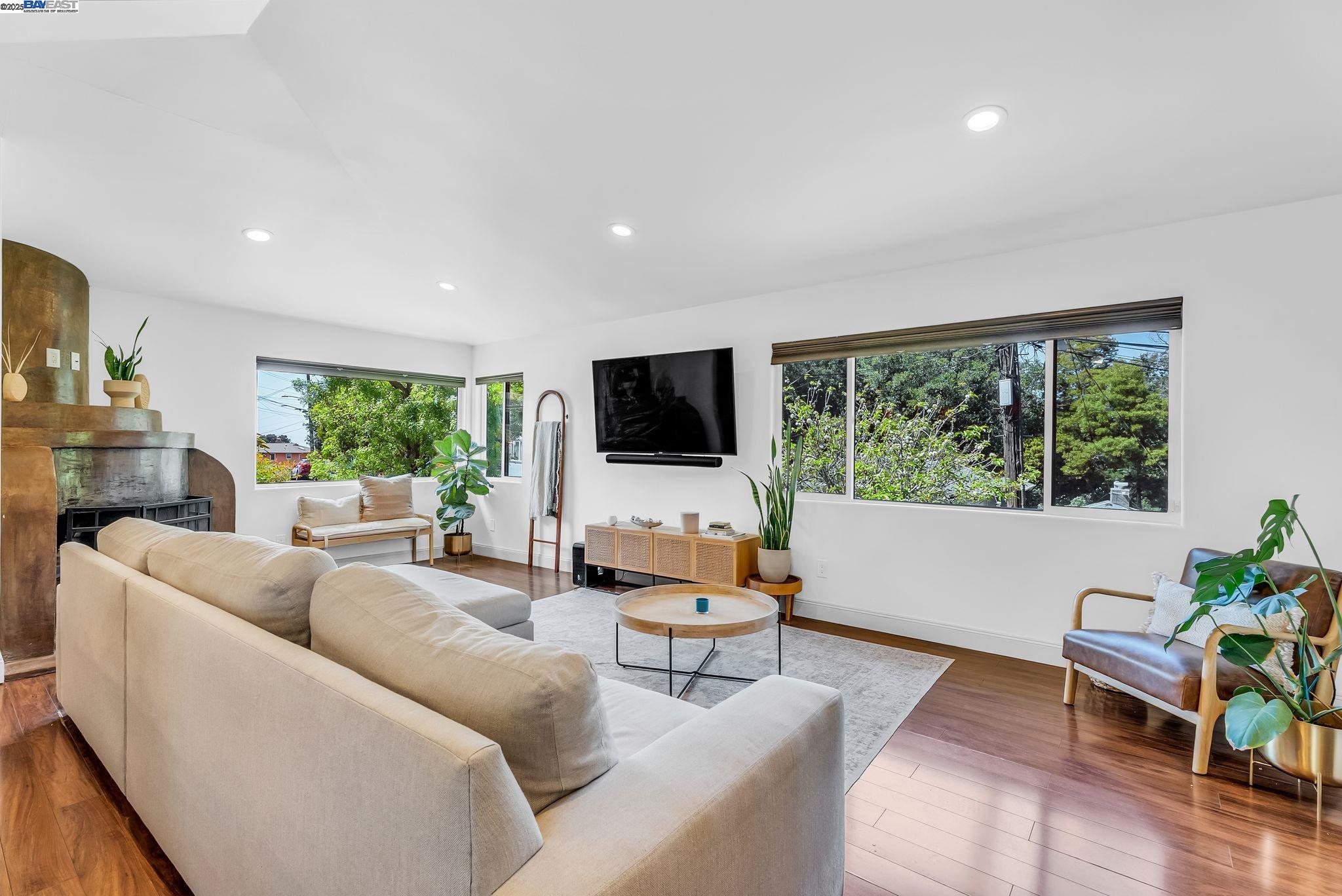 Detail Gallery Image 5 of 22 For 6400 Mokelumne Ave, Oakland,  CA 94605 - 3 Beds | 2 Baths