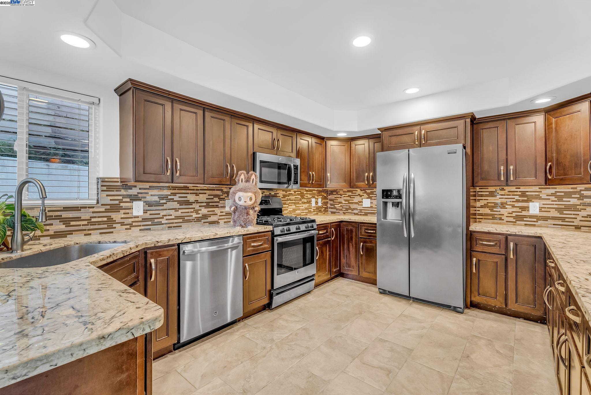 Detail Gallery Image 7 of 22 For 6400 Mokelumne Ave, Oakland,  CA 94605 - 3 Beds | 2 Baths