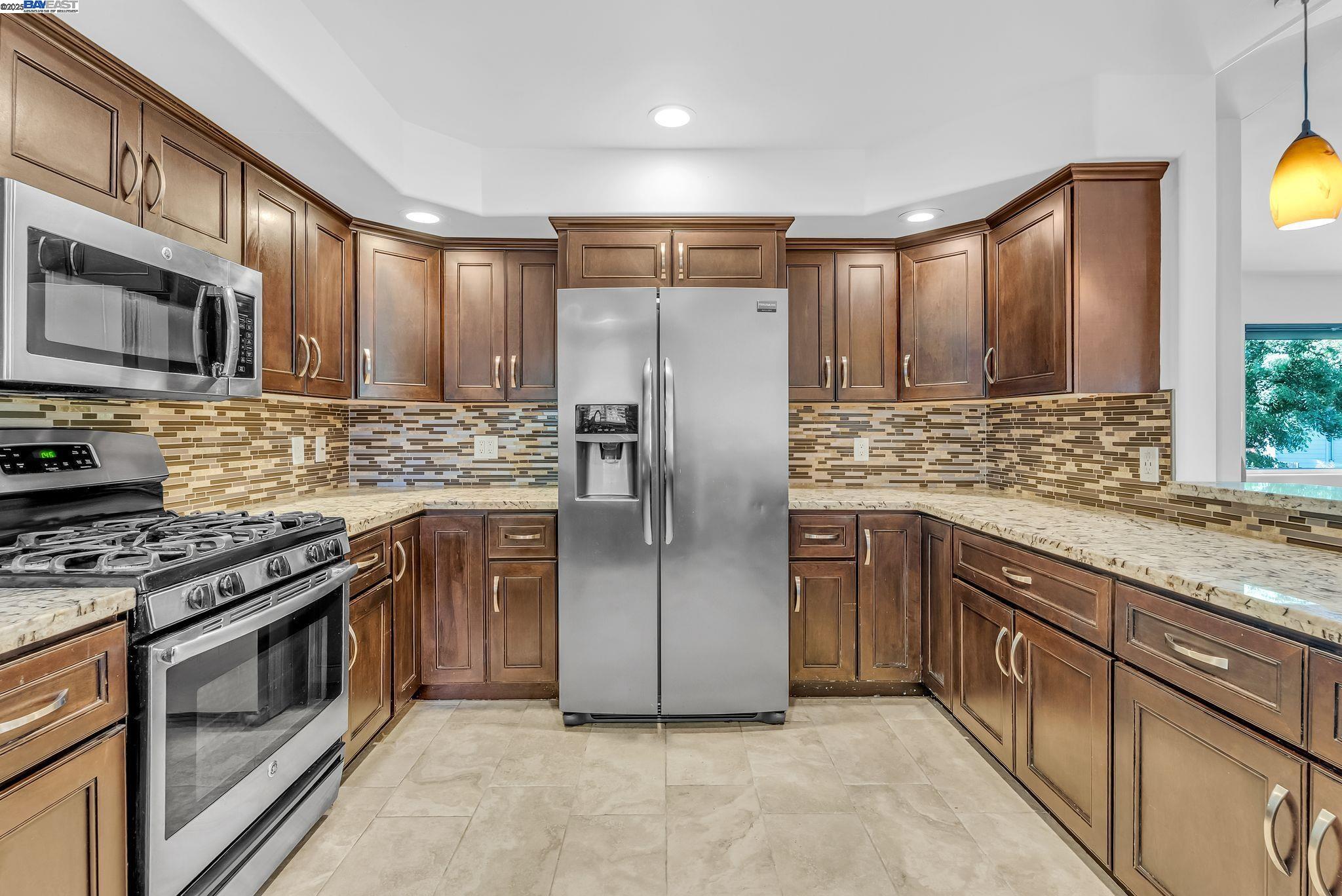 Detail Gallery Image 8 of 22 For 6400 Mokelumne Ave, Oakland,  CA 94605 - 3 Beds | 2 Baths