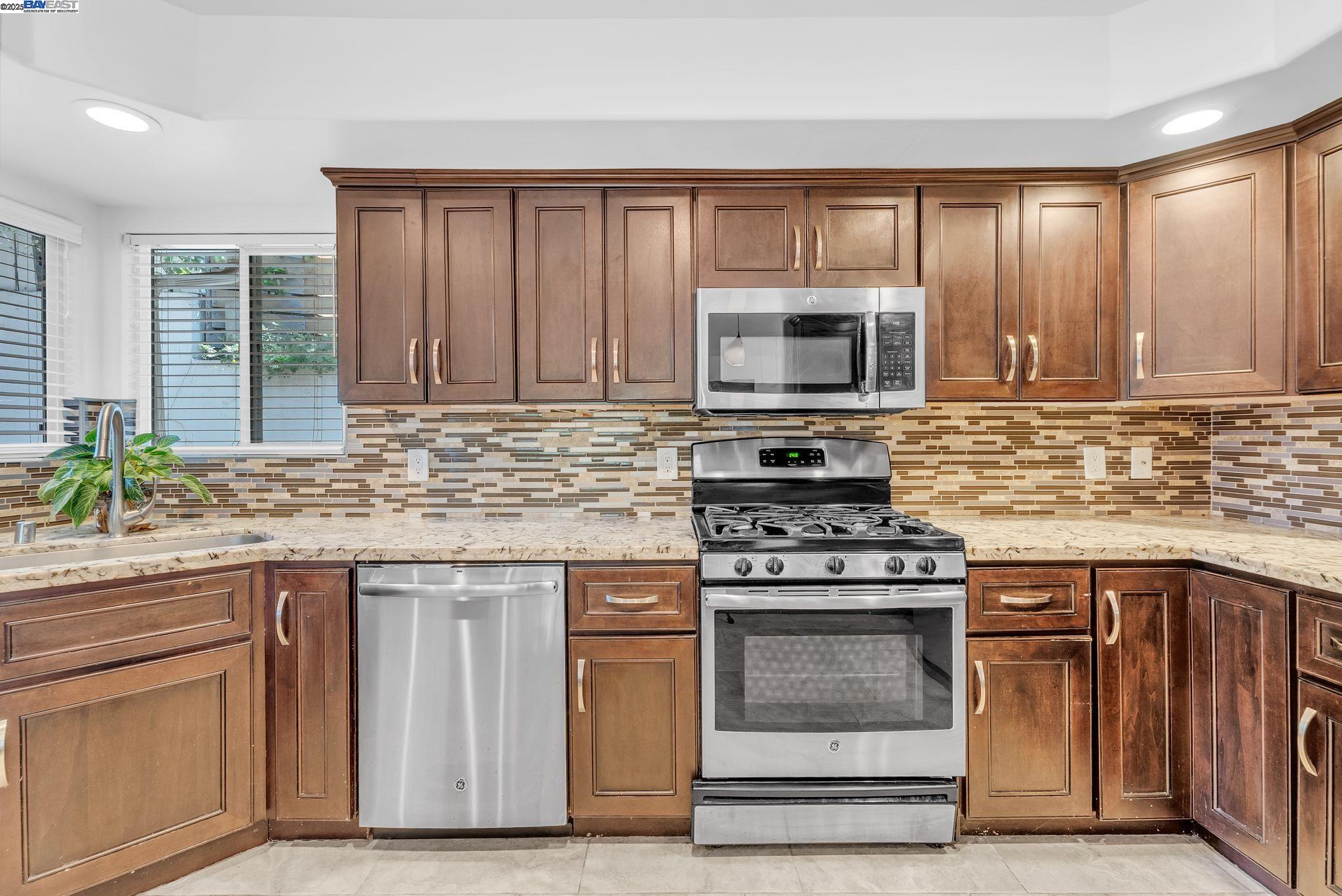 Detail Gallery Image 9 of 22 For 6400 Mokelumne Ave, Oakland,  CA 94605 - 3 Beds | 2 Baths