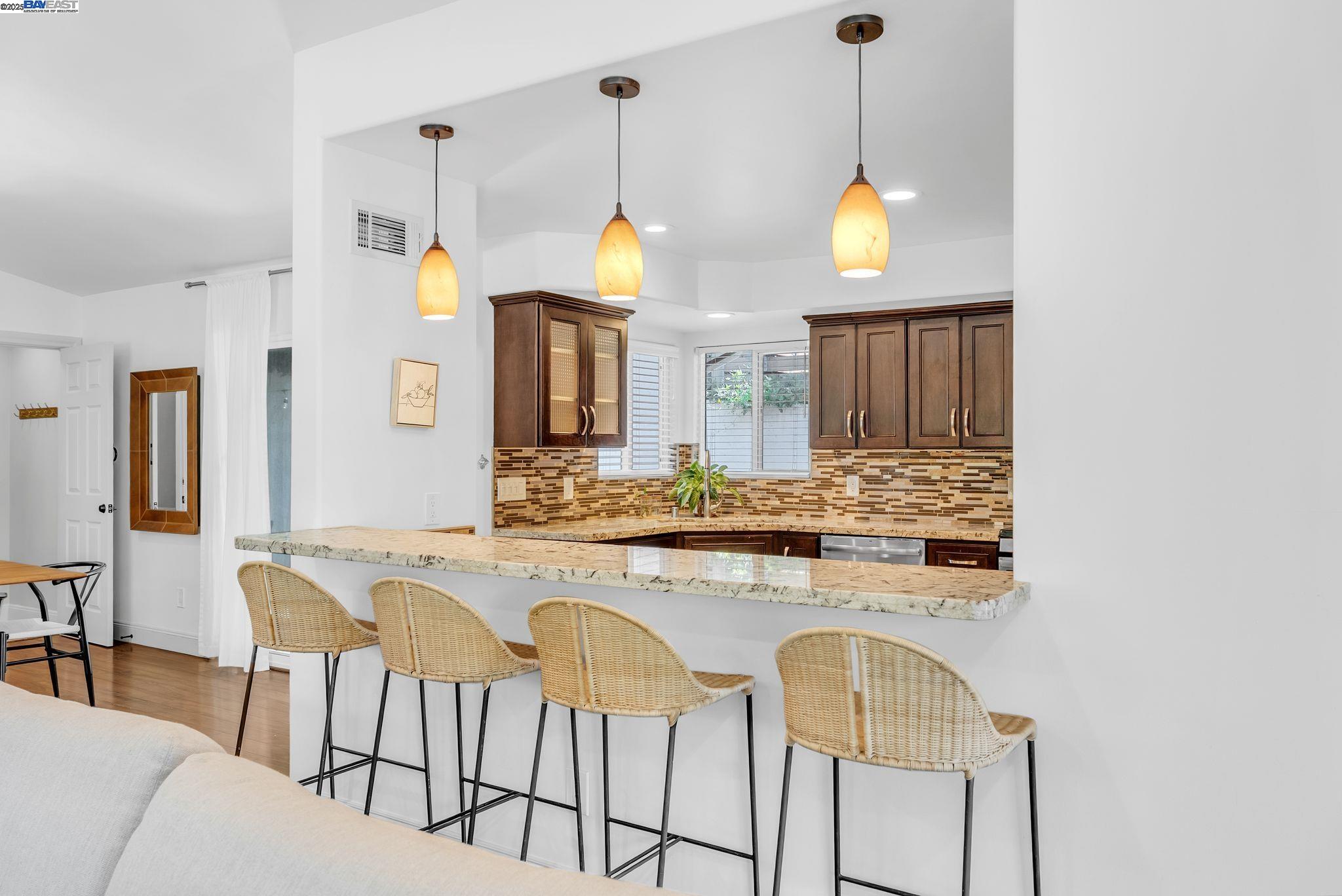 Detail Gallery Image 10 of 22 For 6400 Mokelumne Ave, Oakland,  CA 94605 - 3 Beds | 2 Baths