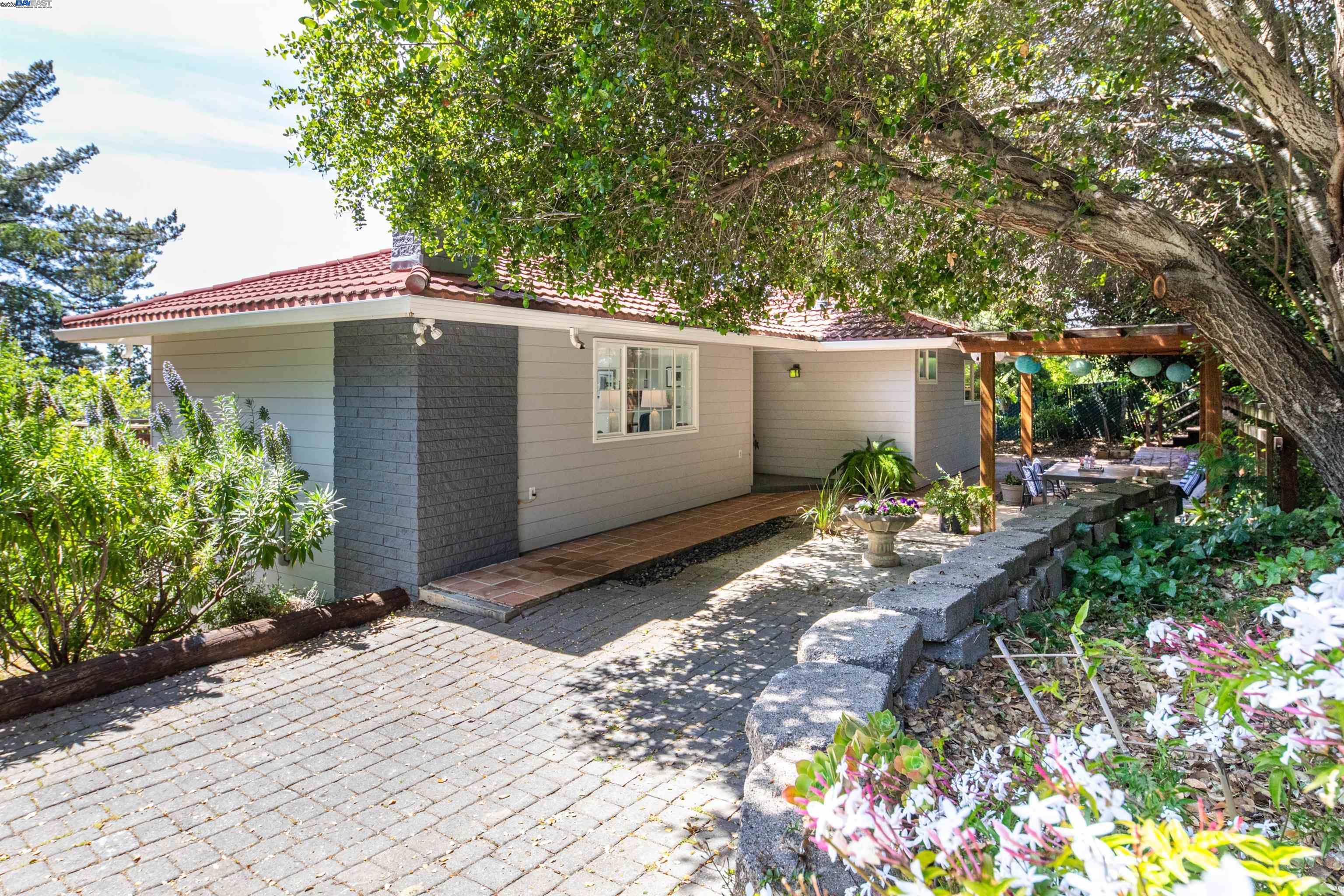 Detail Gallery Image 1 of 22 For 7317 Sunkist Dr, Oakland,  CA 94605 - 2 Beds | 1 Baths