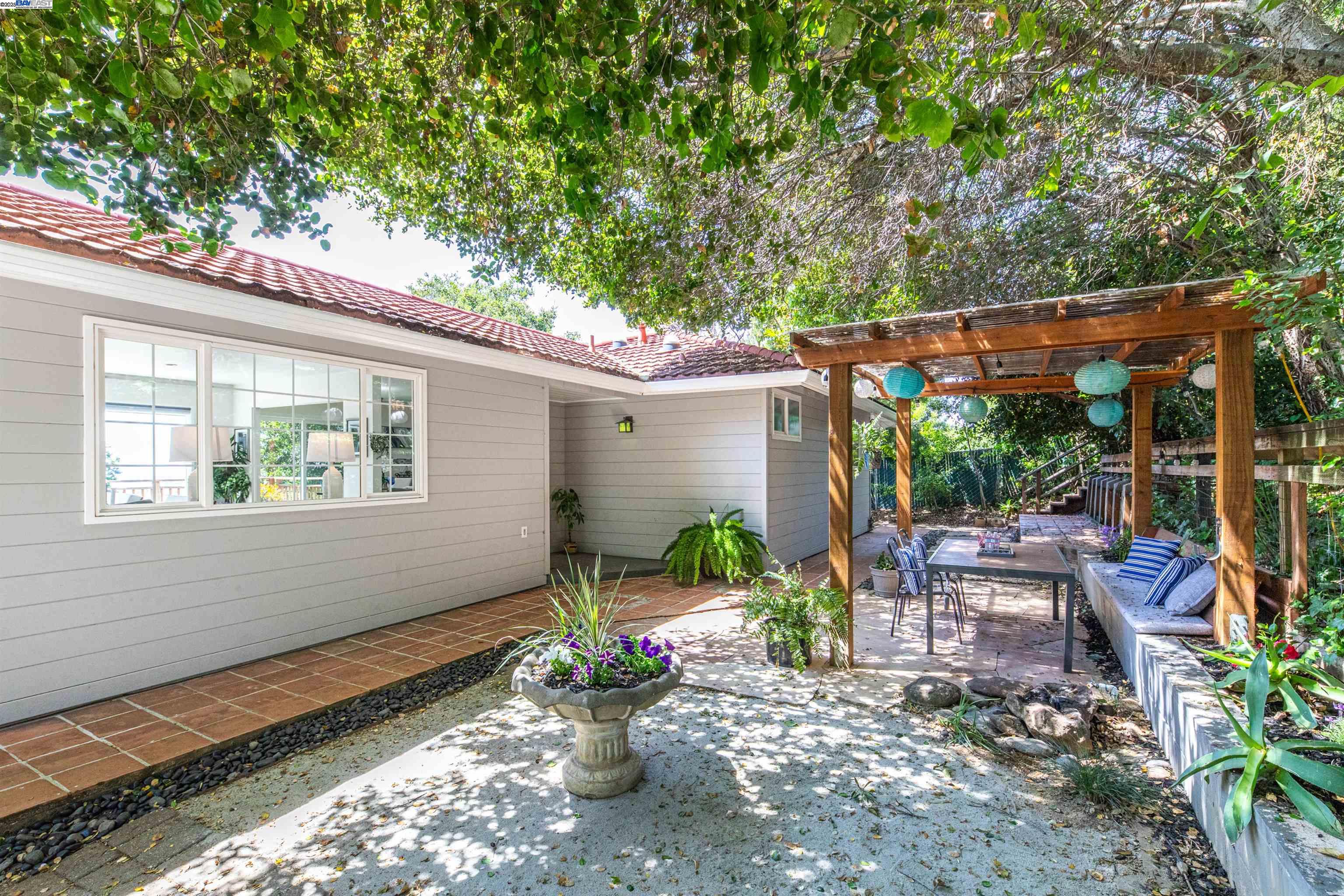 Detail Gallery Image 2 of 22 For 7317 Sunkist Dr, Oakland,  CA 94605 - 2 Beds | 1 Baths