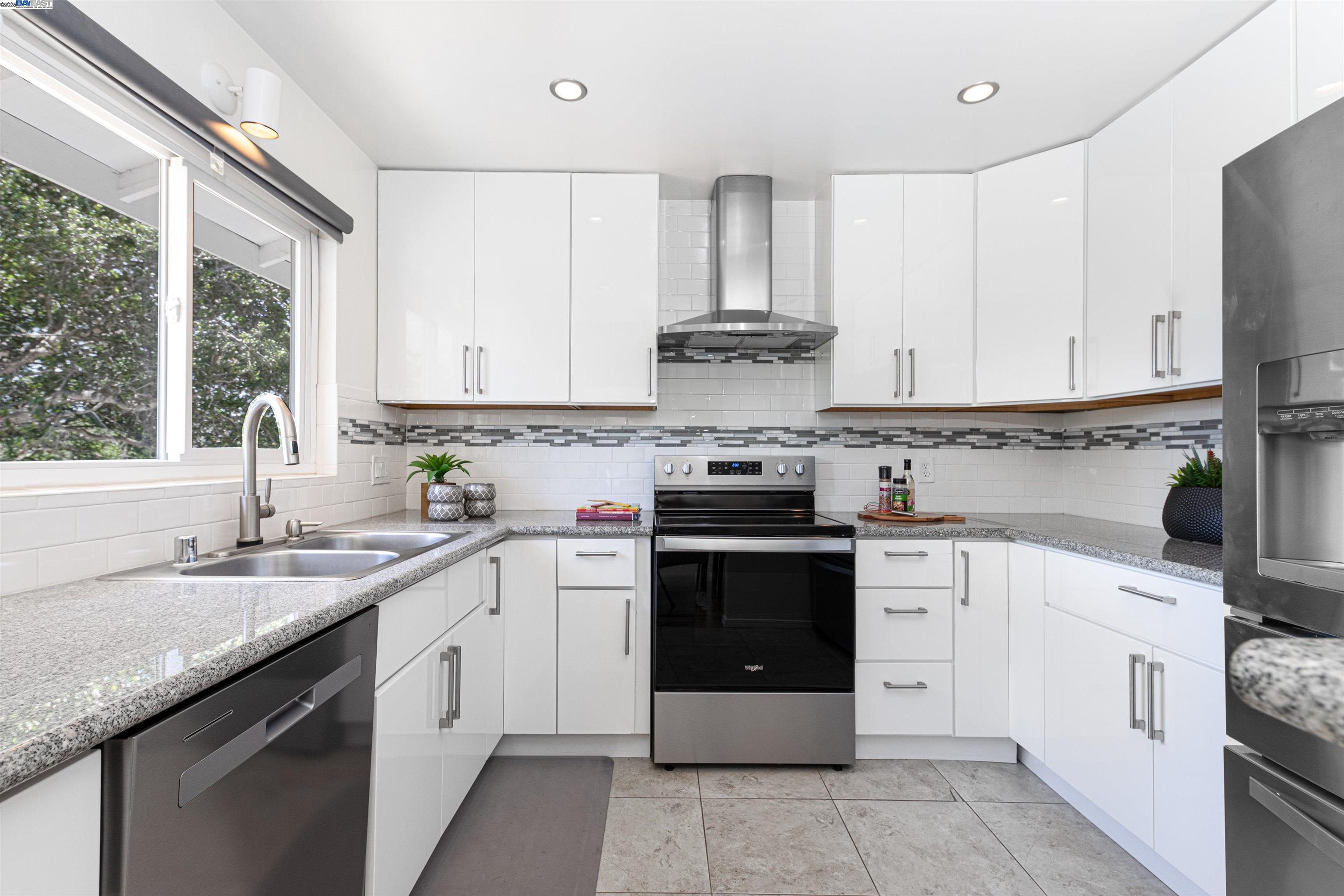 Detail Gallery Image 15 of 22 For 7317 Sunkist Dr, Oakland,  CA 94605 - 2 Beds | 1 Baths