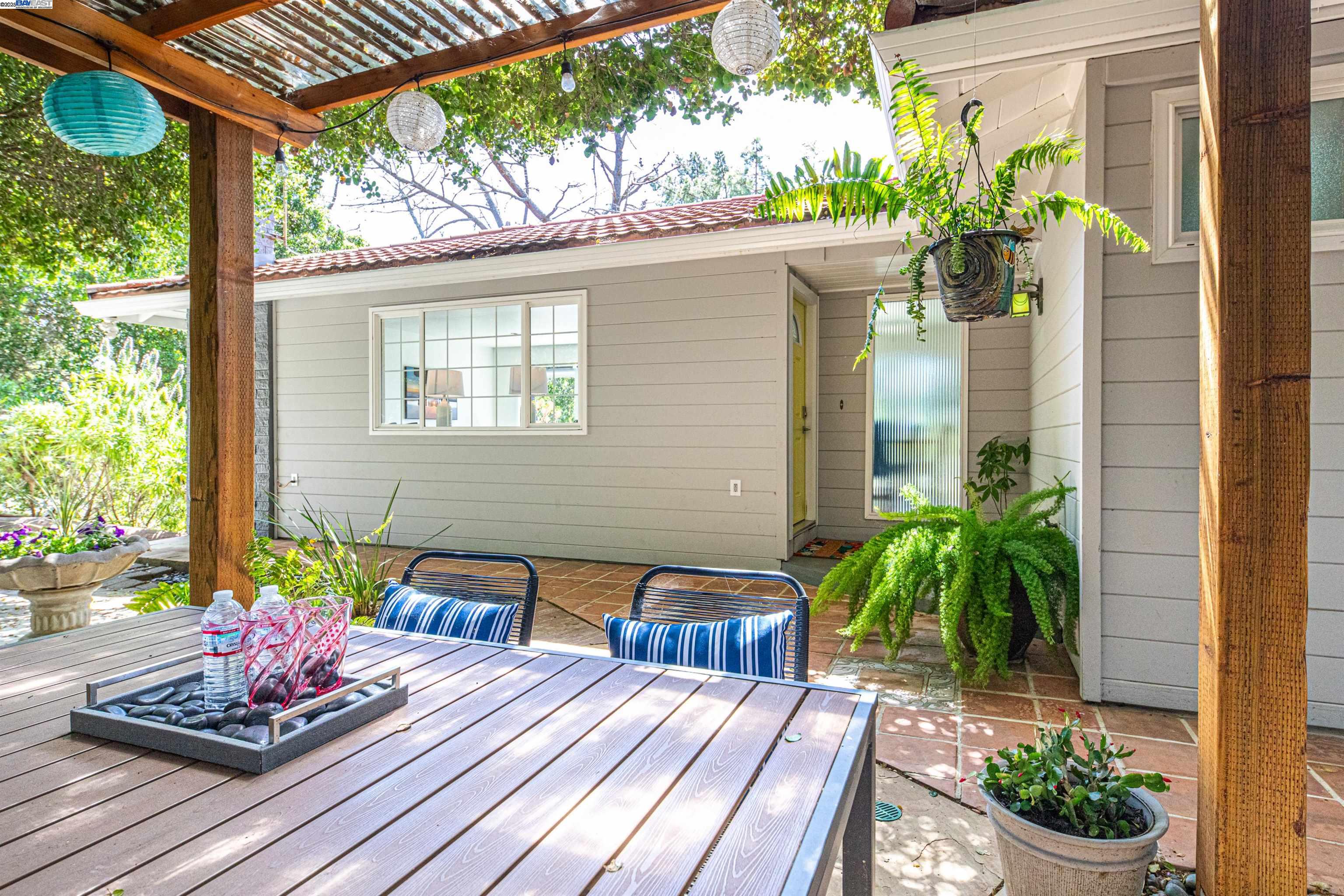 Detail Gallery Image 3 of 22 For 7317 Sunkist Dr, Oakland,  CA 94605 - 2 Beds | 1 Baths