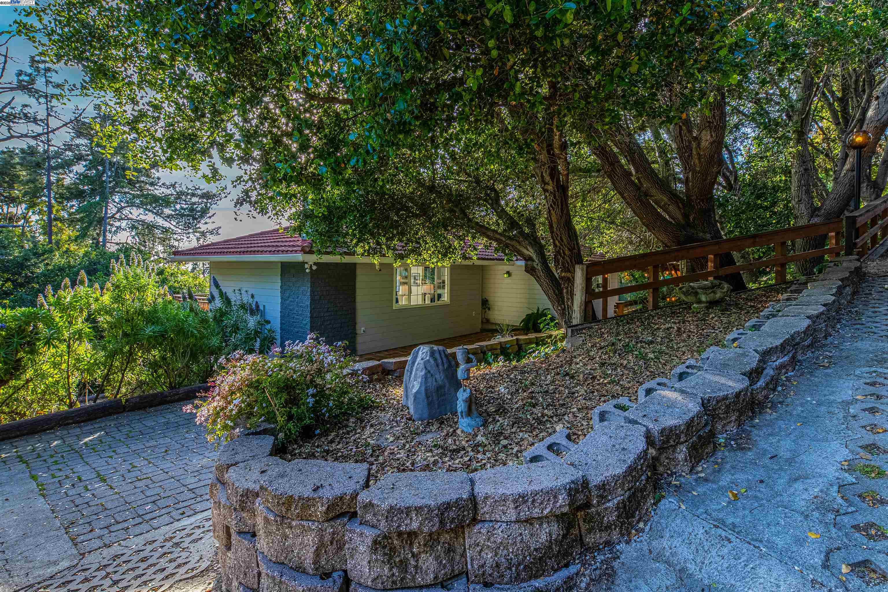 Detail Gallery Image 4 of 22 For 7317 Sunkist Dr, Oakland,  CA 94605 - 2 Beds | 1 Baths
