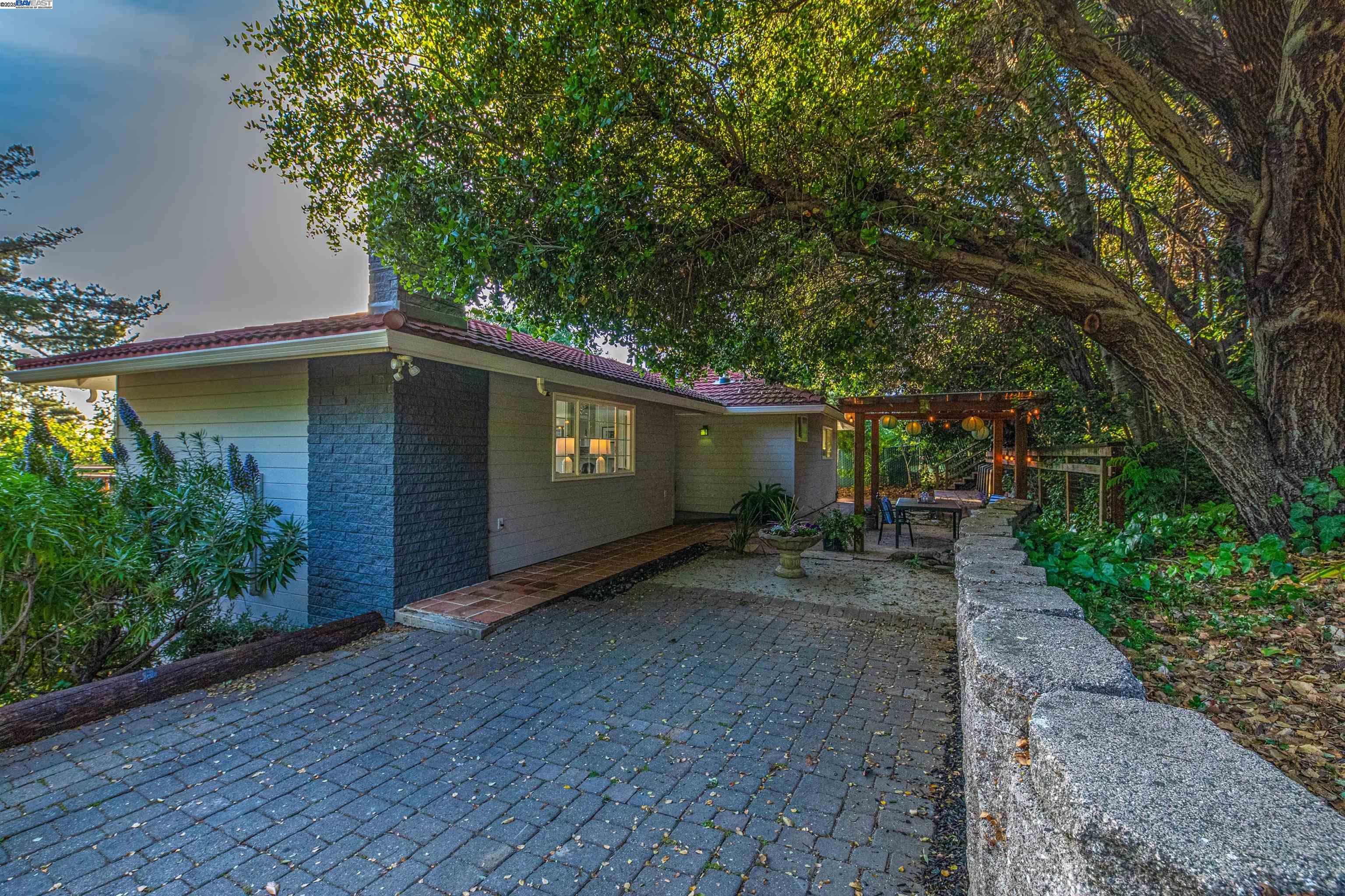 Detail Gallery Image 5 of 22 For 7317 Sunkist Dr, Oakland,  CA 94605 - 2 Beds | 1 Baths