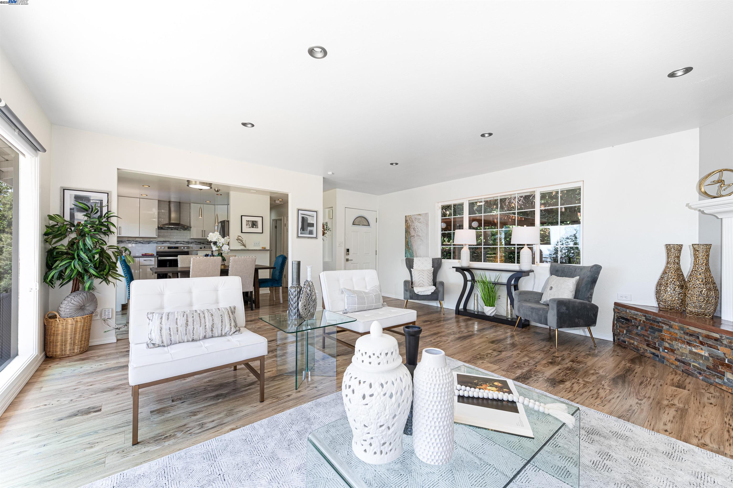 Detail Gallery Image 6 of 22 For 7317 Sunkist Dr, Oakland,  CA 94605 - 2 Beds | 1 Baths