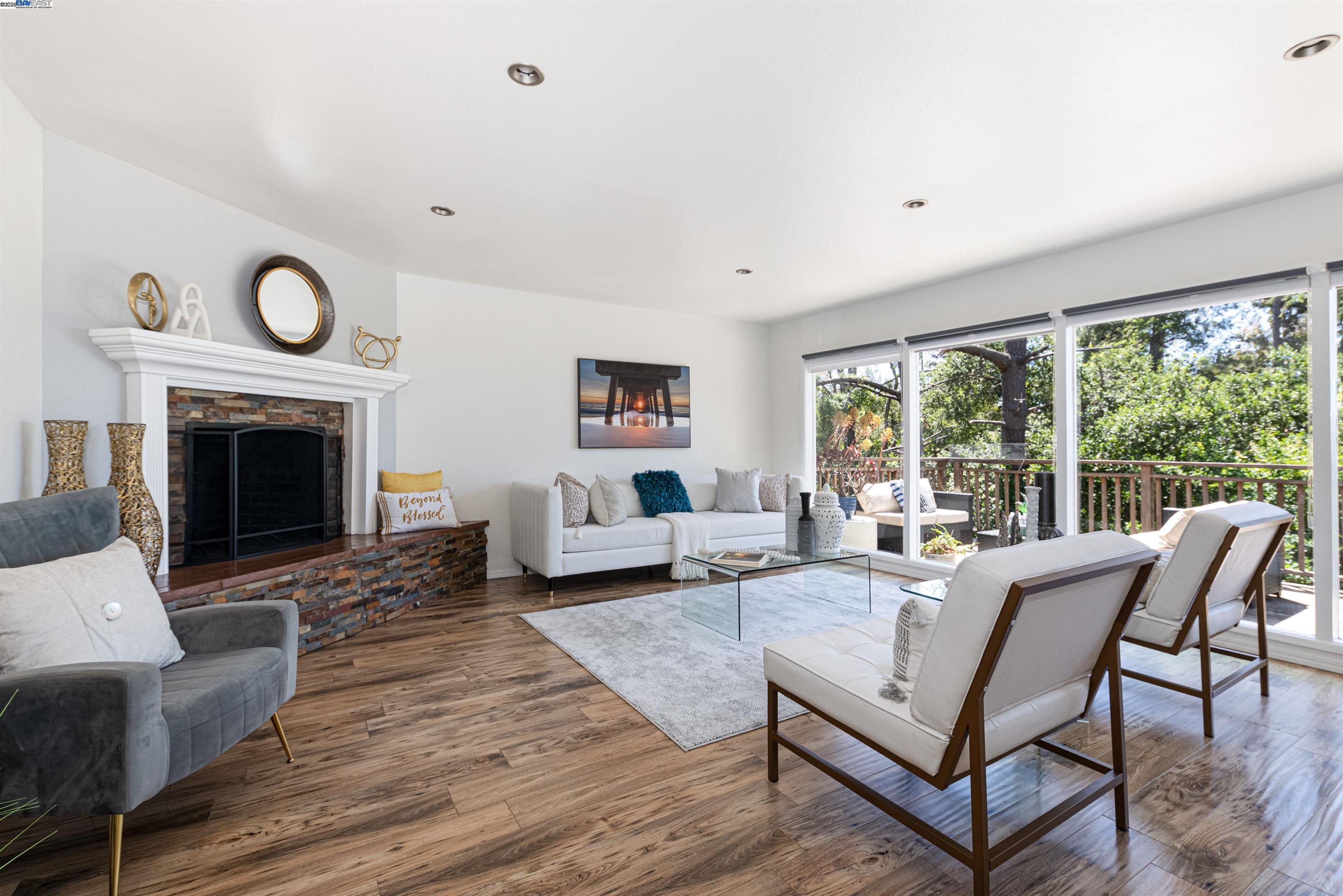 Detail Gallery Image 7 of 22 For 7317 Sunkist Dr, Oakland,  CA 94605 - 2 Beds | 1 Baths