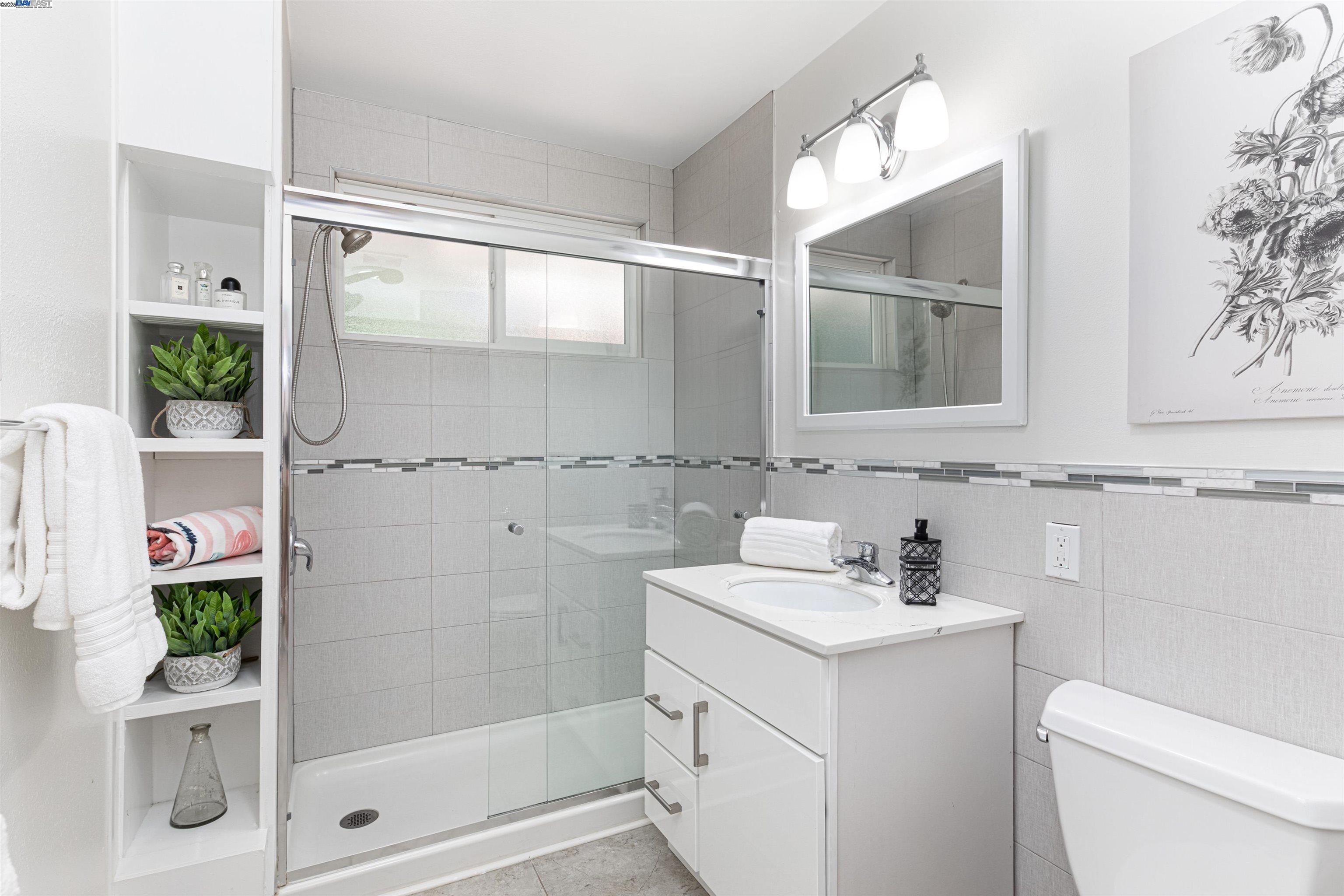 Detail Gallery Image 8 of 22 For 7317 Sunkist Dr, Oakland,  CA 94605 - 2 Beds | 1 Baths