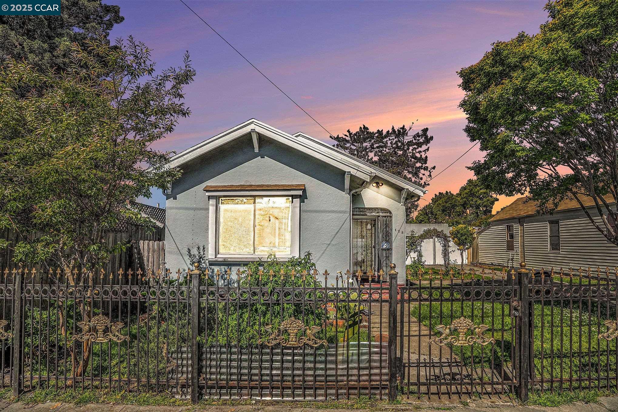 Detail Gallery Image 1 of 30 For 125 17th St, Richmond,  CA 94801 - 2 Beds | 2 Baths