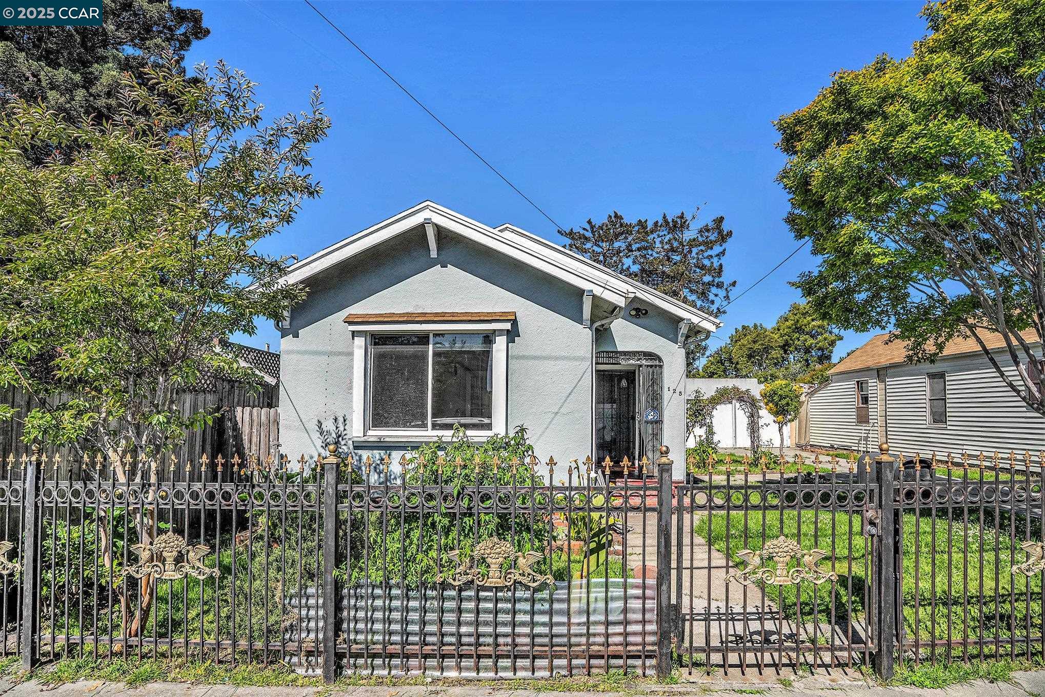 Detail Gallery Image 3 of 30 For 125 17th St, Richmond,  CA 94801 - 2 Beds | 2 Baths
