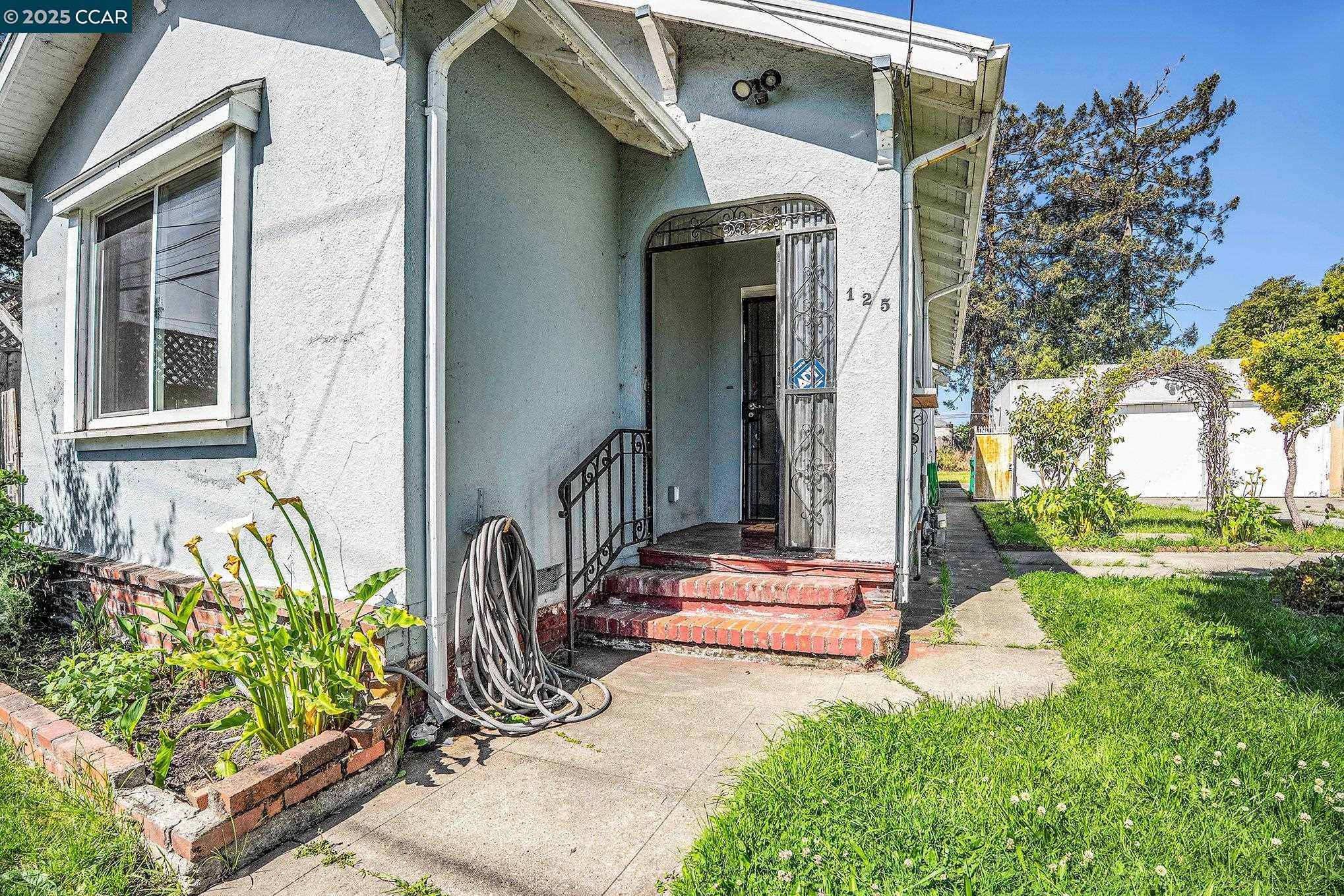 Detail Gallery Image 4 of 30 For 125 17th St, Richmond,  CA 94801 - 2 Beds | 2 Baths