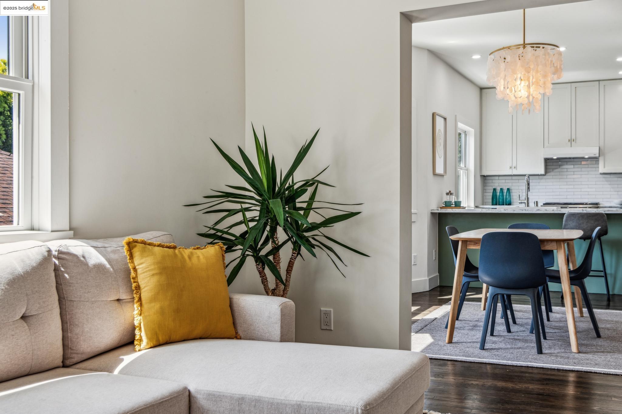 Detail Gallery Image 11 of 51 For 1341 Parker St #1341,  Berkeley,  CA 94702 - 3 Beds | 2/1 Baths
