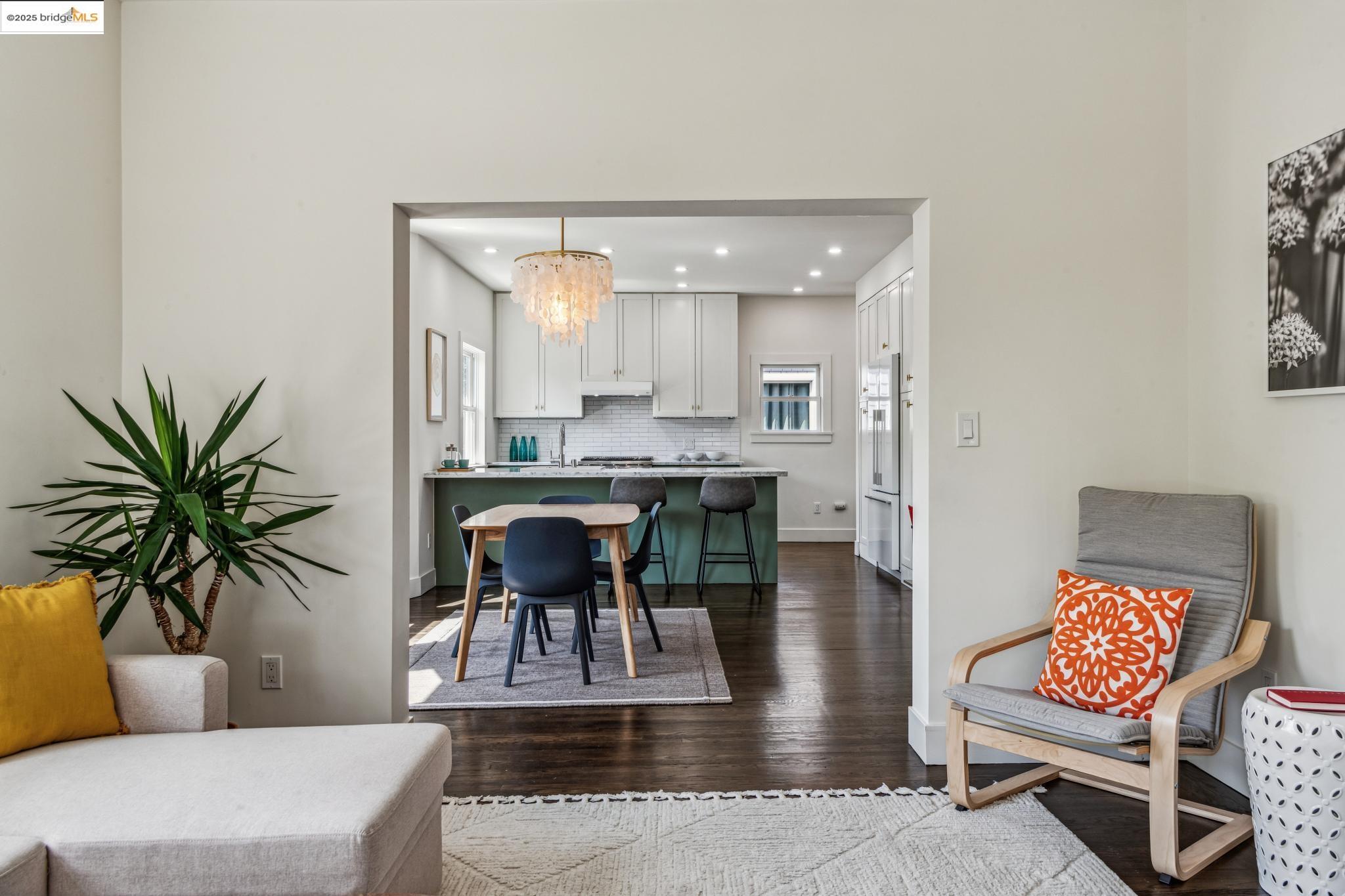 Detail Gallery Image 12 of 51 For 1341 Parker St #1341,  Berkeley,  CA 94702 - 3 Beds | 2/1 Baths