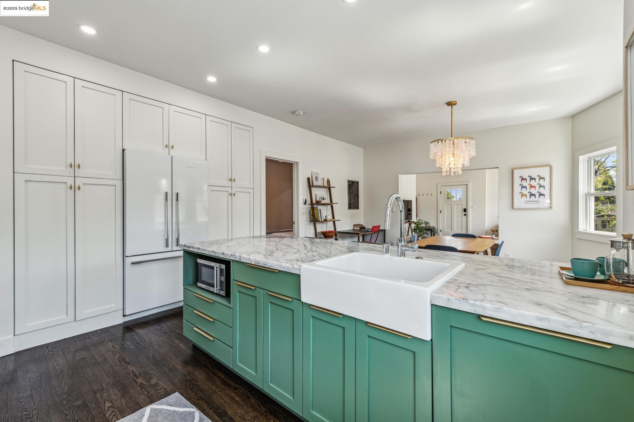 Detail Gallery Image 23 of 51 For 1341 Parker St #1341,  Berkeley,  CA 94702 - 3 Beds | 2/1 Baths