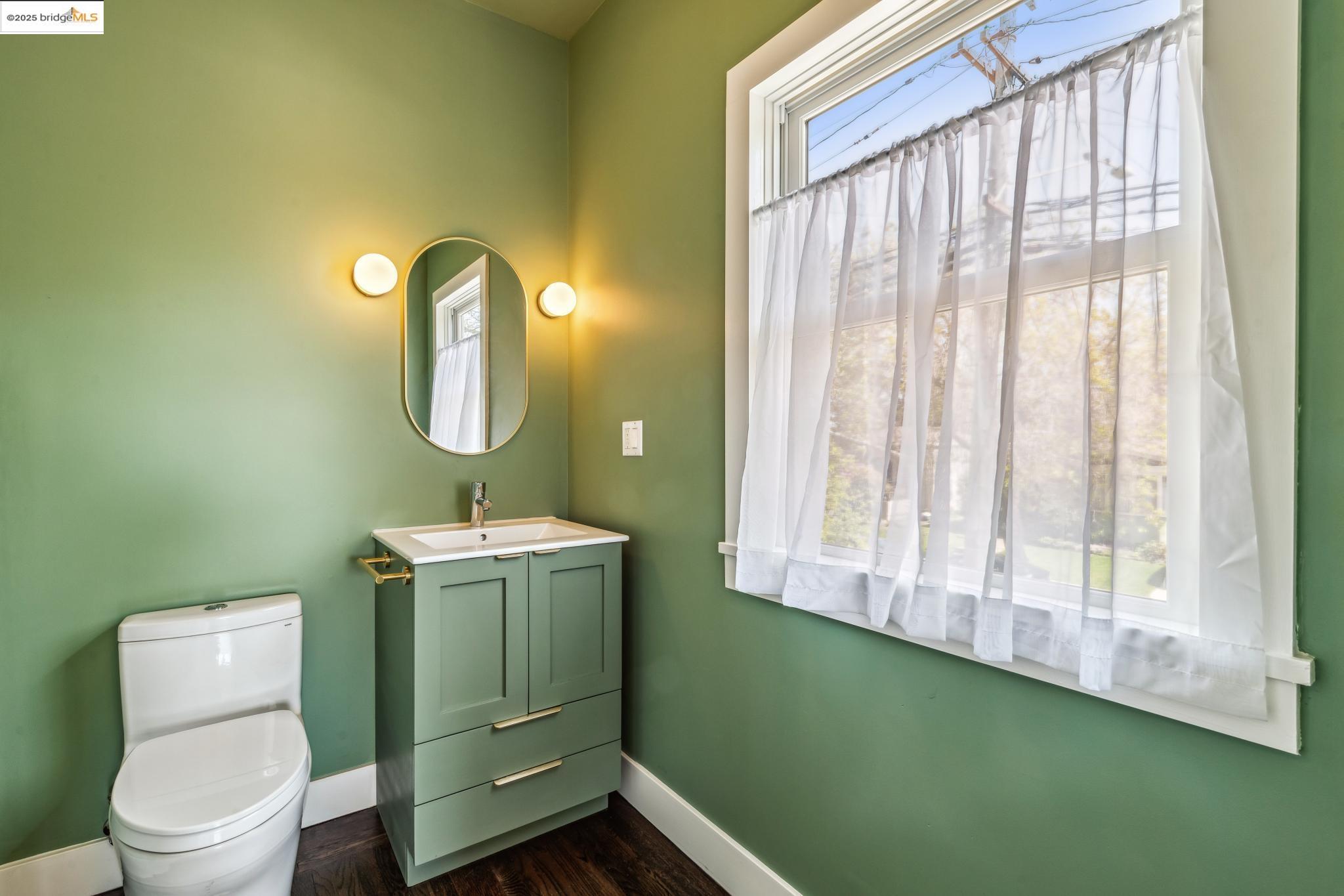 Detail Gallery Image 26 of 51 For 1341 Parker St #1341,  Berkeley,  CA 94702 - 3 Beds | 2/1 Baths