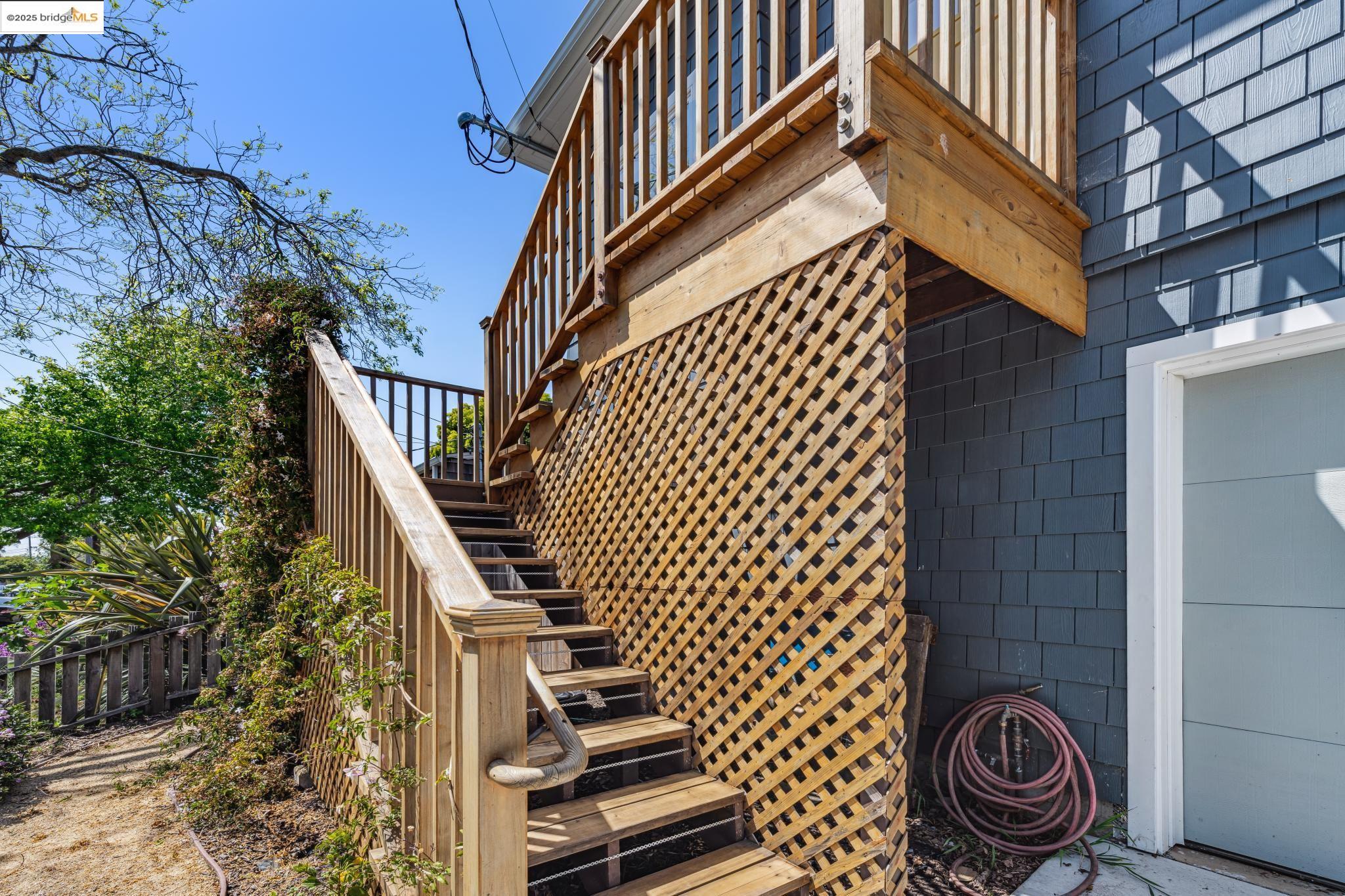 Detail Gallery Image 4 of 51 For 1341 Parker St #1341,  Berkeley,  CA 94702 - 3 Beds | 2/1 Baths