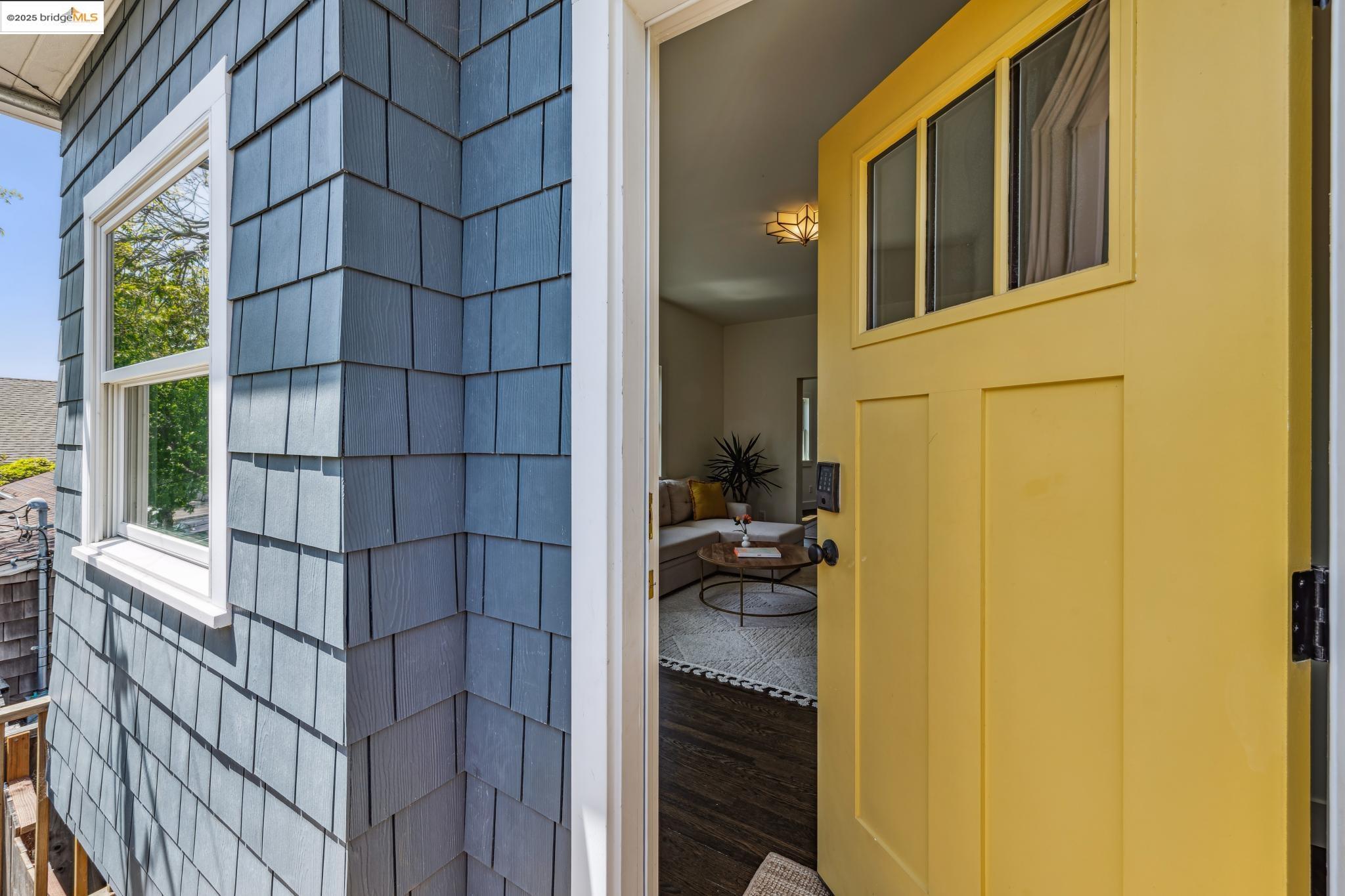 Detail Gallery Image 5 of 51 For 1341 Parker St #1341,  Berkeley,  CA 94702 - 3 Beds | 2/1 Baths