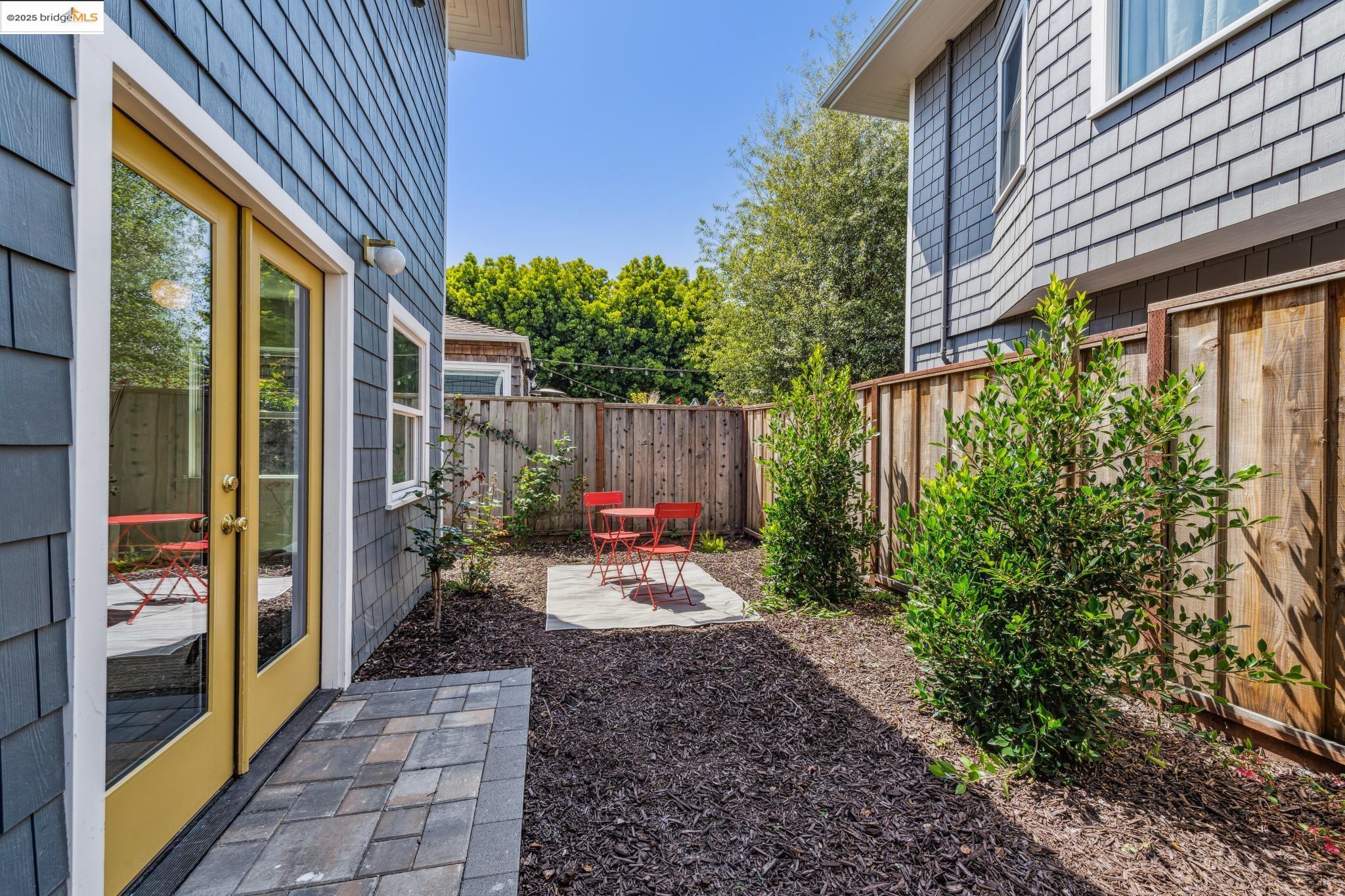 Detail Gallery Image 46 of 51 For 1341 Parker St #1341,  Berkeley,  CA 94702 - 3 Beds | 2/1 Baths