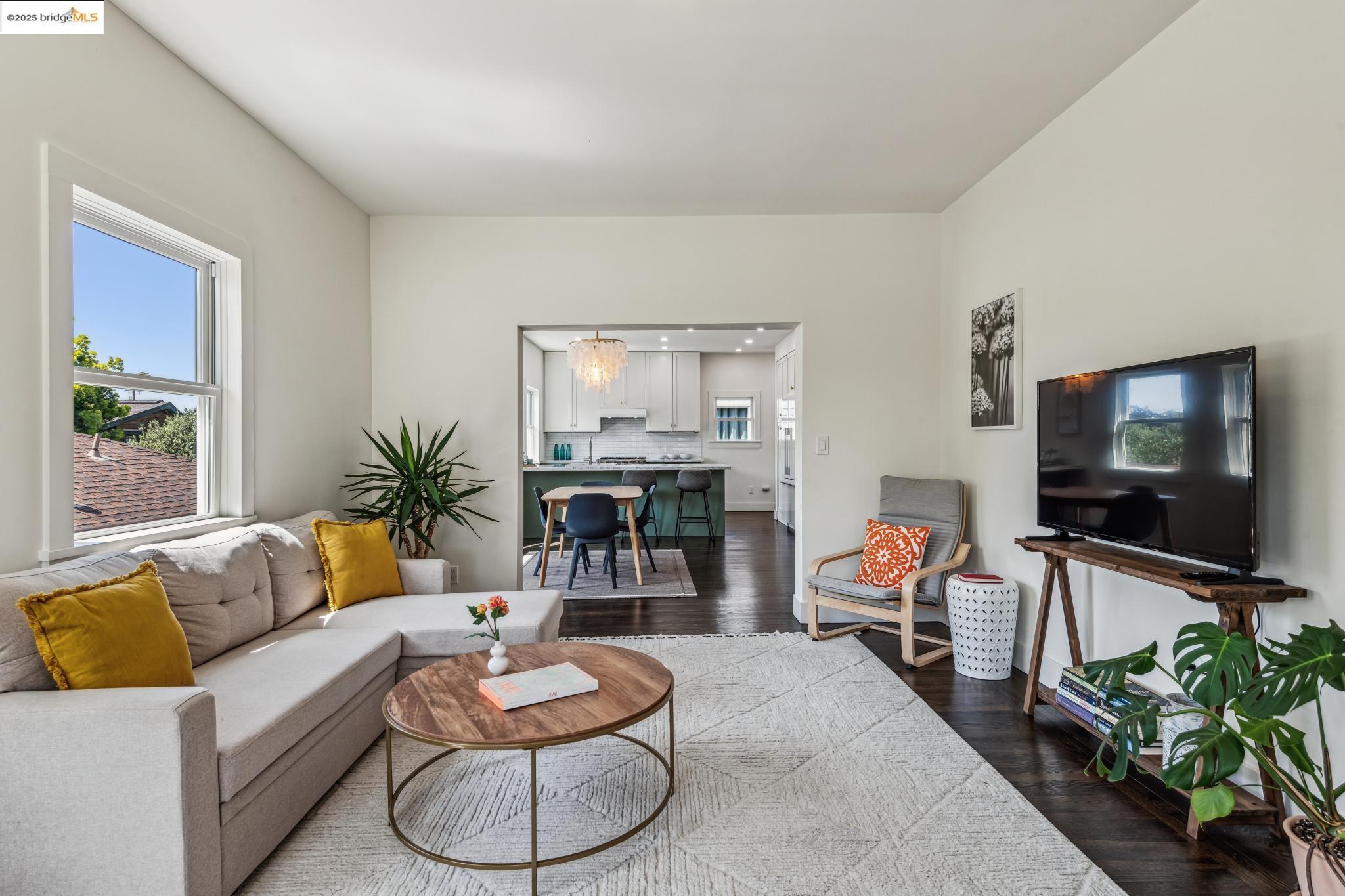 Detail Gallery Image 7 of 51 For 1341 Parker St #1341,  Berkeley,  CA 94702 - 3 Beds | 2/1 Baths
