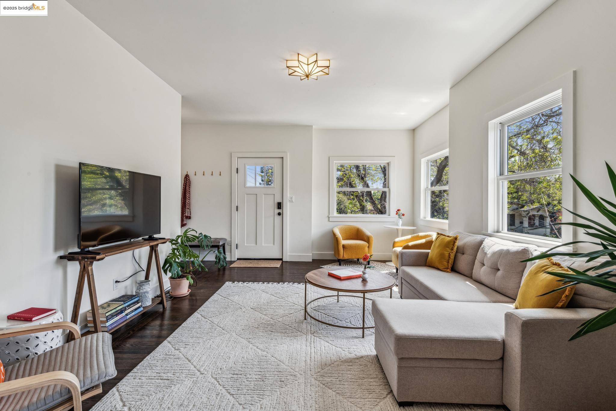 Detail Gallery Image 8 of 51 For 1341 Parker St #1341,  Berkeley,  CA 94702 - 3 Beds | 2/1 Baths