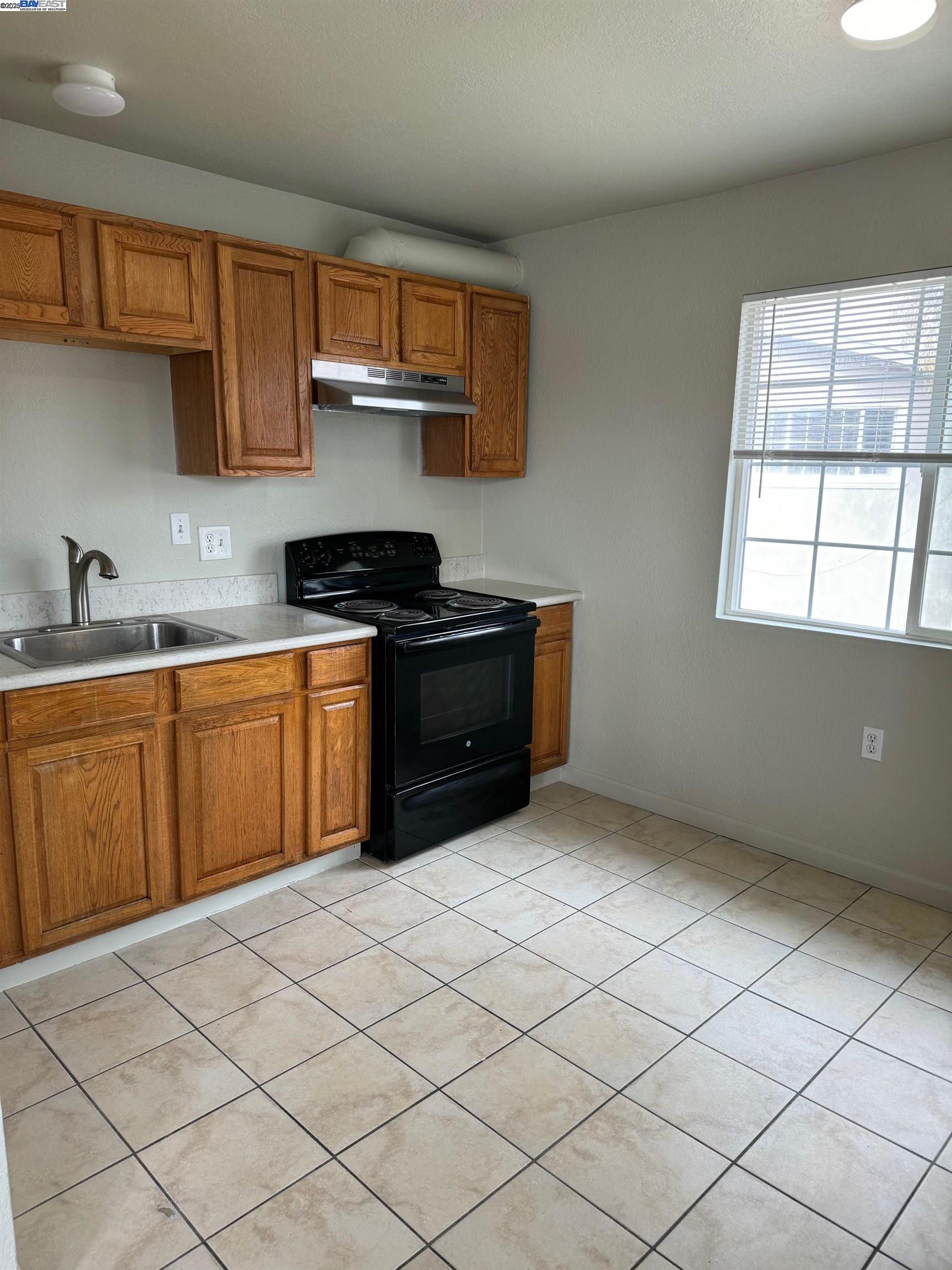 Detail Gallery Image 9 of 16 For 717 Shepherd Ave, Hayward,  CA 94544 - – Beds | – Baths