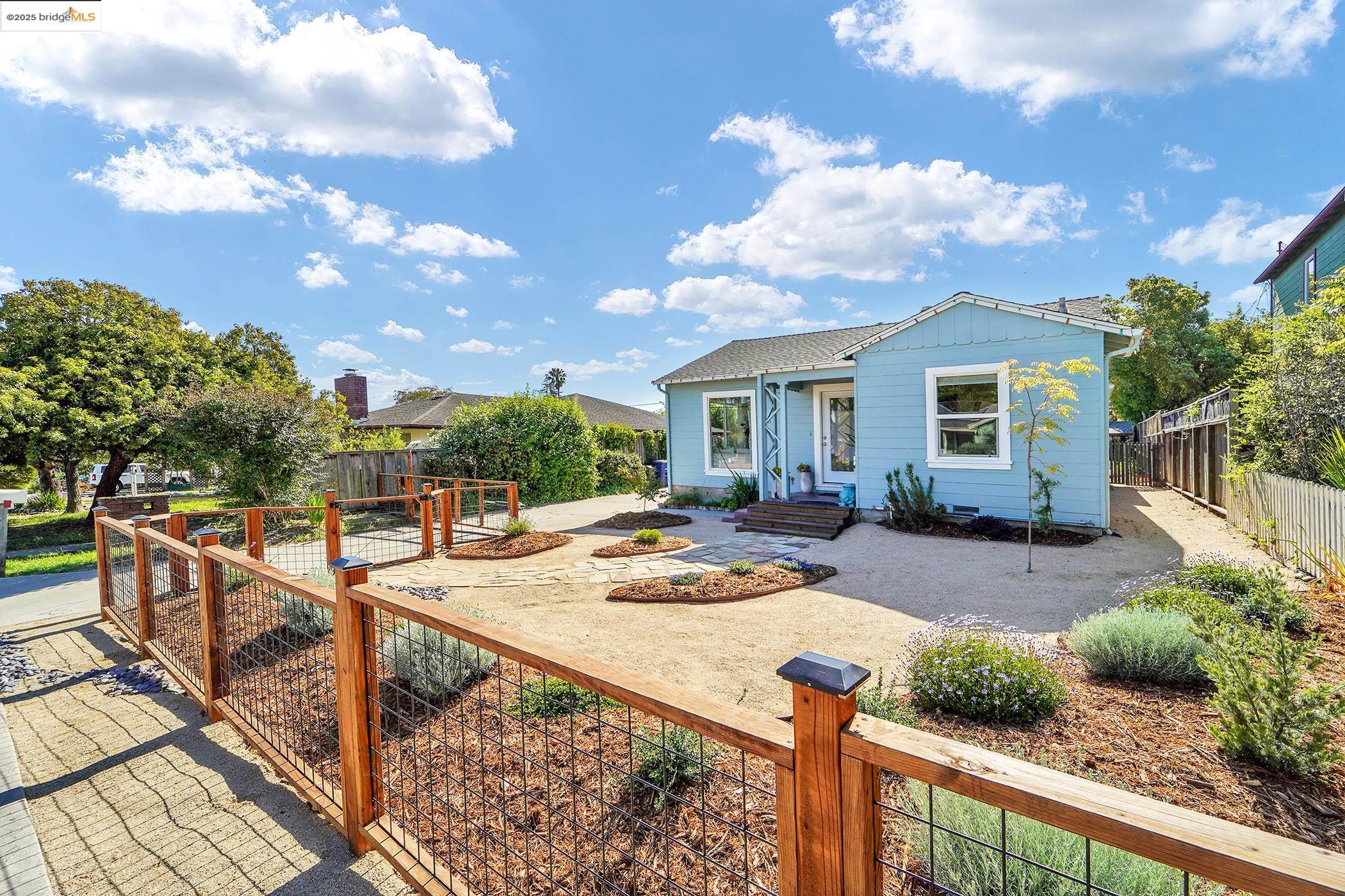 Detail Gallery Image 1 of 26 For 725 Trevethan Ave, Santa Cruz,  CA 95065 - 2 Beds | 1 Baths