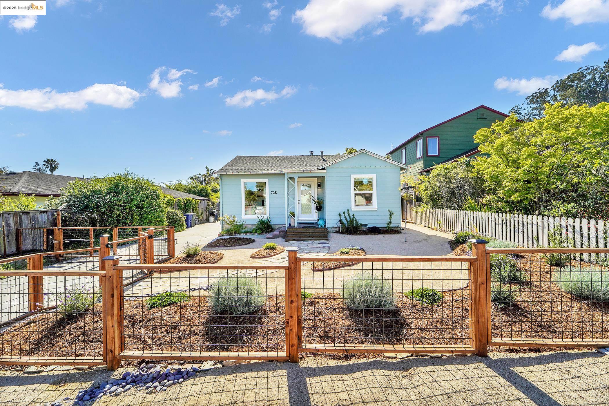 Detail Gallery Image 2 of 26 For 725 Trevethan Ave, Santa Cruz,  CA 95065 - 2 Beds | 1 Baths
