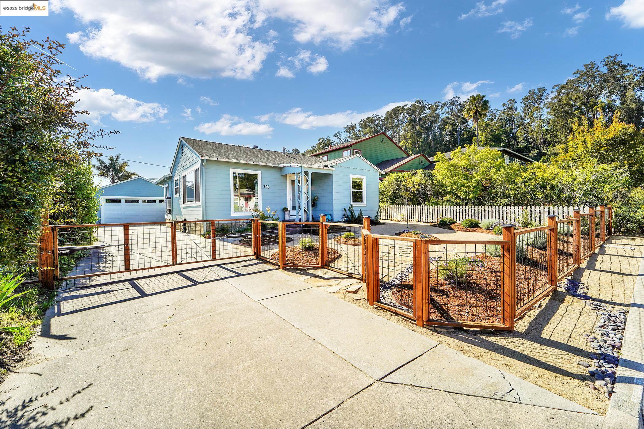 Detail Gallery Image 3 of 26 For 725 Trevethan Ave, Santa Cruz,  CA 95065 - 2 Beds | 1 Baths