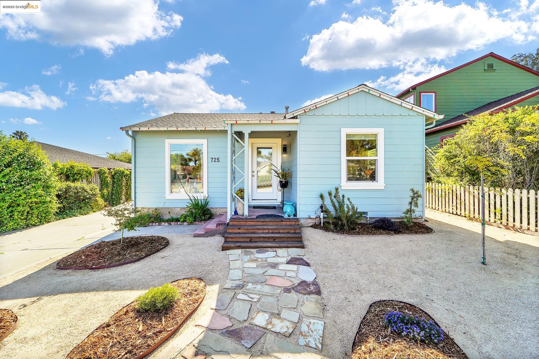 Detail Gallery Image 4 of 26 For 725 Trevethan Ave, Santa Cruz,  CA 95065 - 2 Beds | 1 Baths