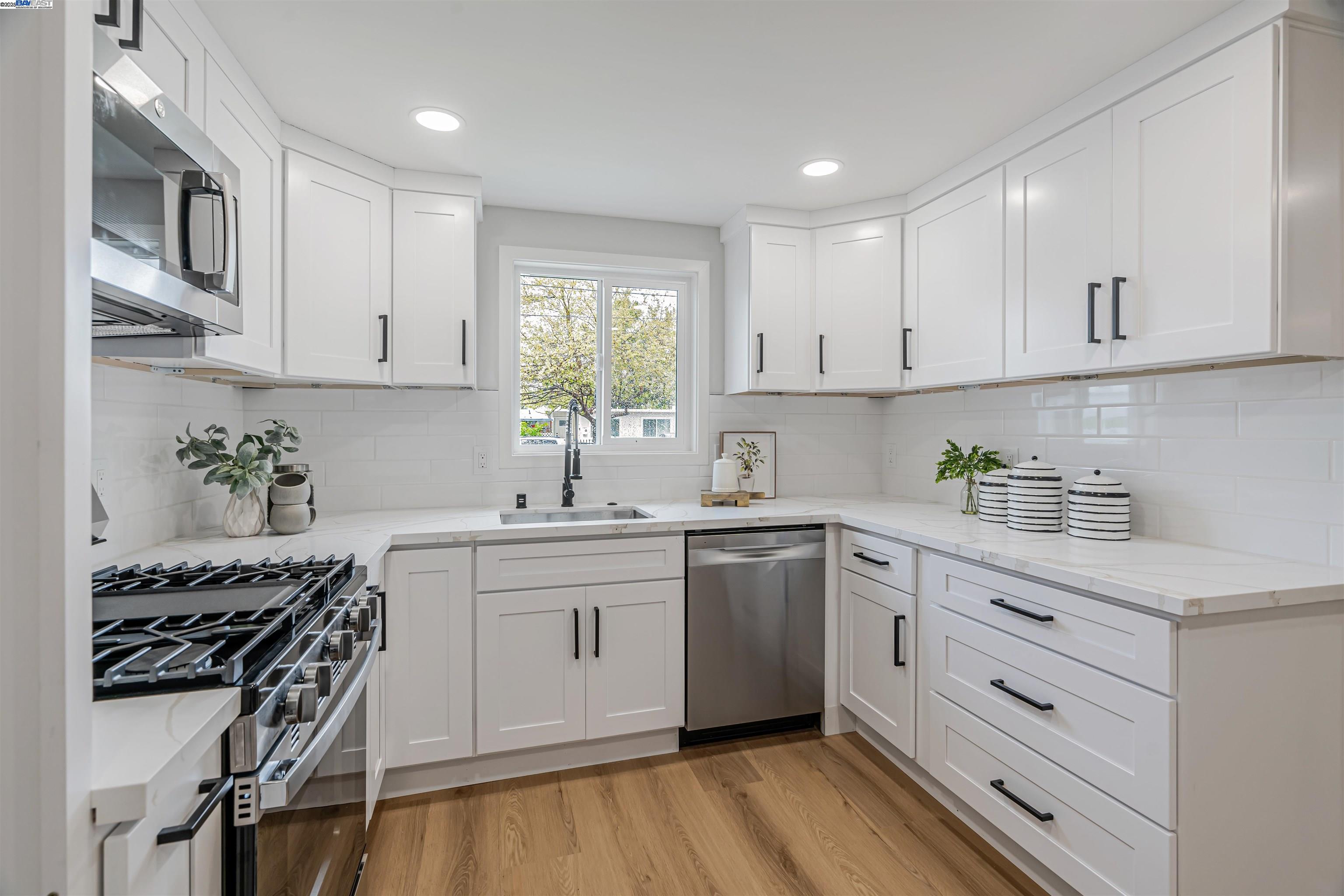 Detail Gallery Image 5 of 12 For 14220 Woodhaven, San Jose,  CA 95127 - 3 Beds | 2 Baths
