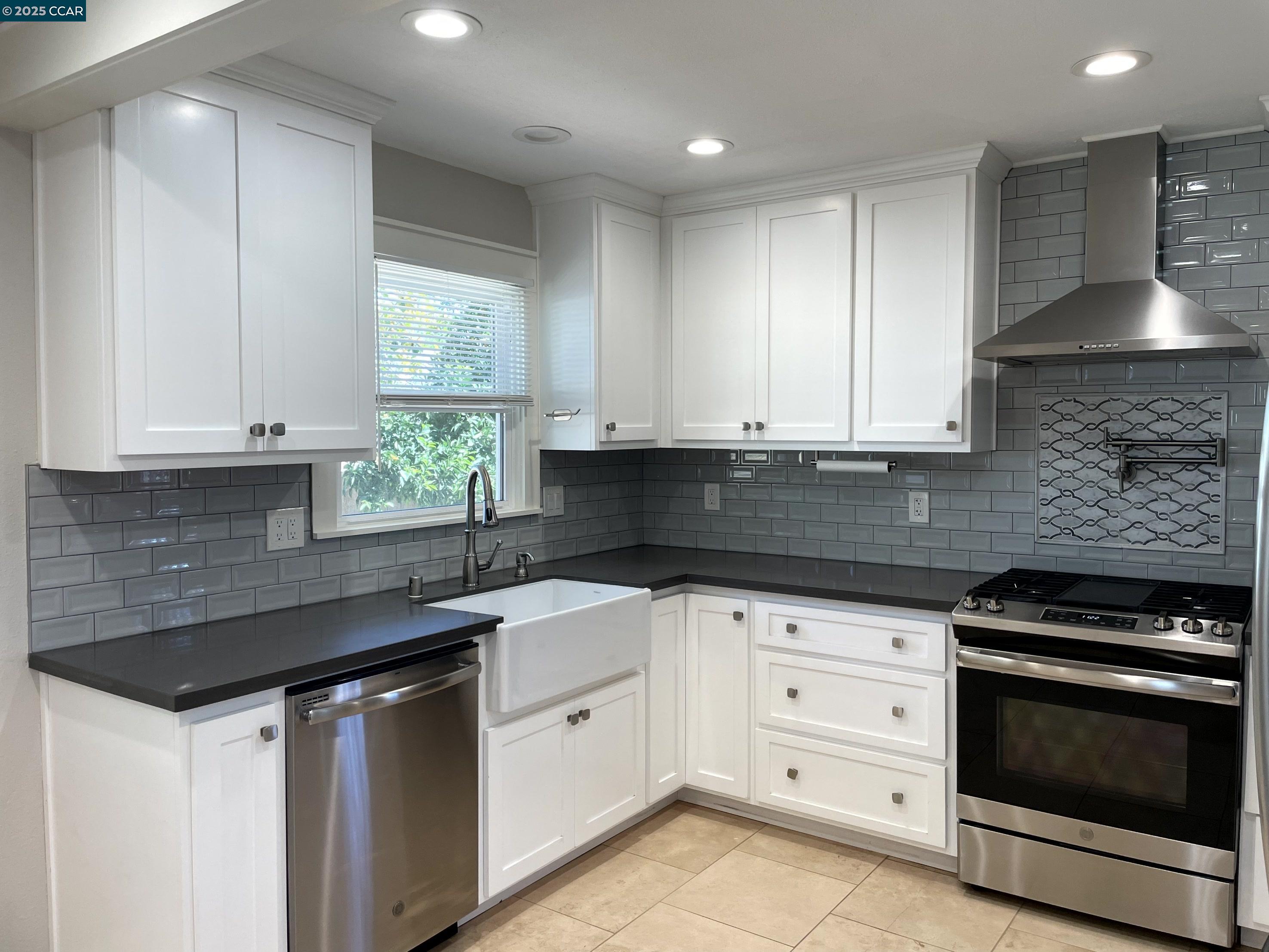 Detail Gallery Image 3 of 19 For 2910 Almond St, Martinez,  CA 94553 - 4 Beds | 3 Baths