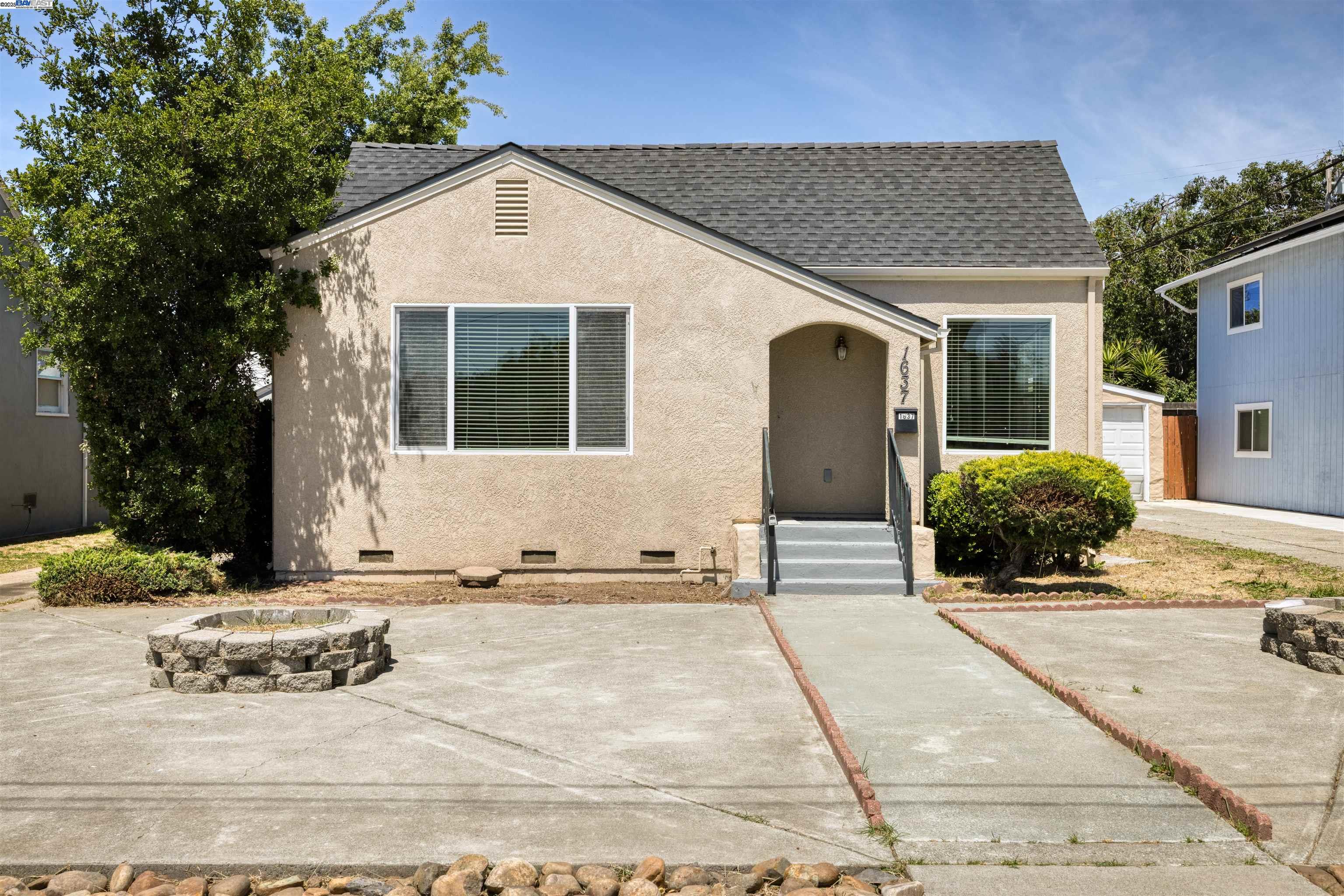 Detail Gallery Image 1 of 27 For 1637 Lemon St, Vallejo,  CA 94590 - 2 Beds | 2 Baths