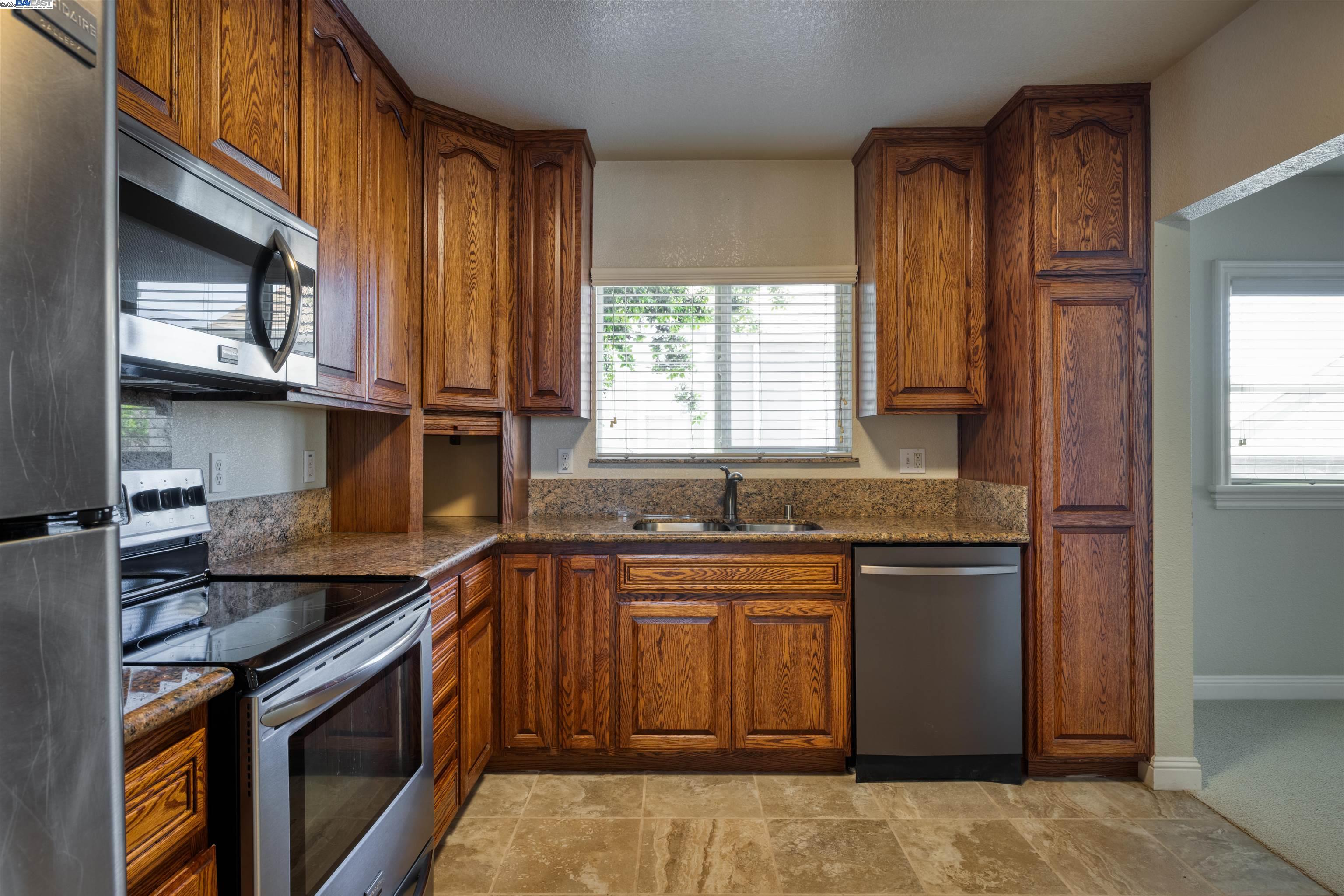 Detail Gallery Image 6 of 27 For 1637 Lemon St, Vallejo,  CA 94590 - 2 Beds | 2 Baths