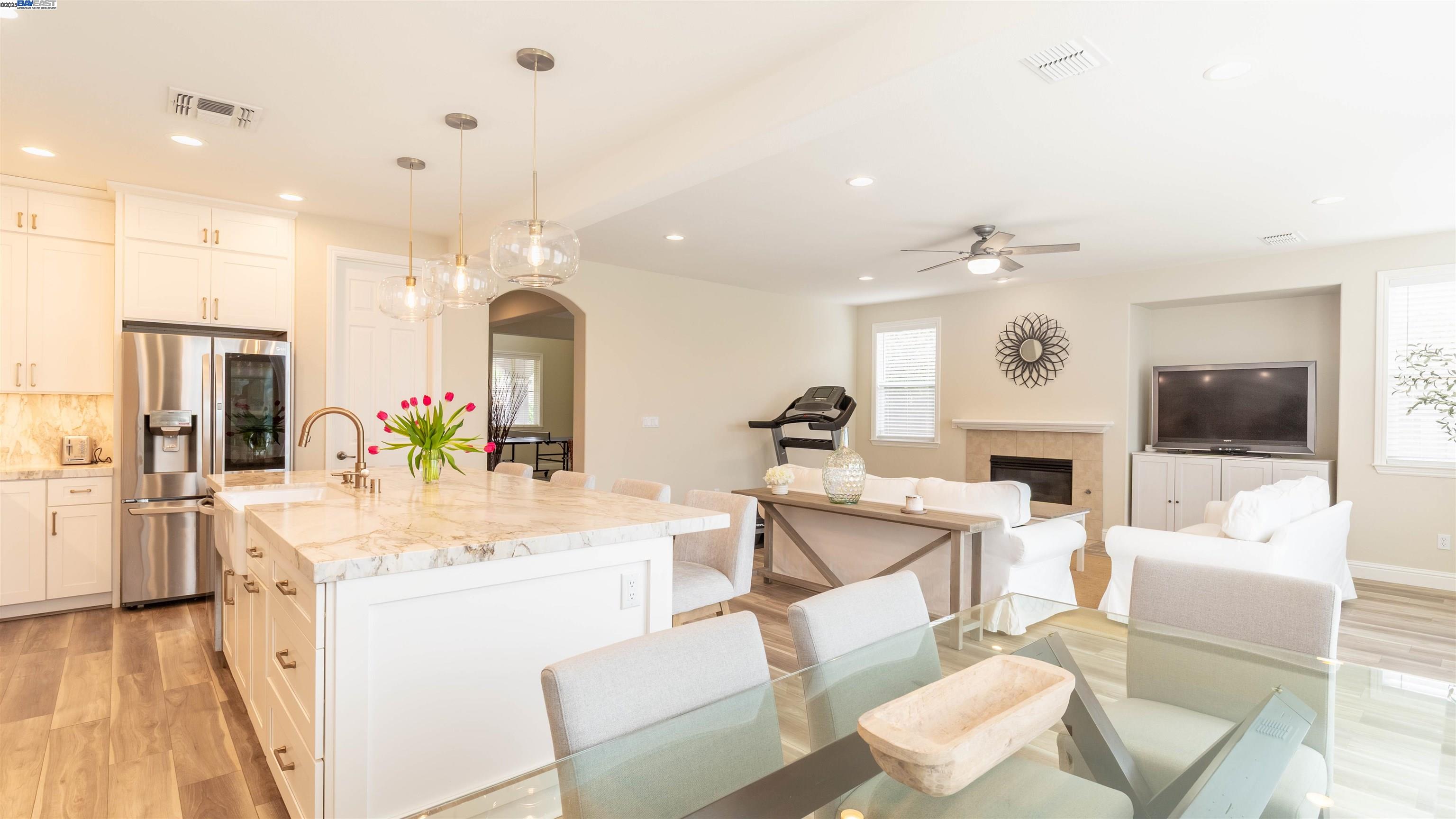 Detail Gallery Image 6 of 24 For 1052 Moss Ln, Lathrop,  CA 95330 - 5 Beds | 3 Baths