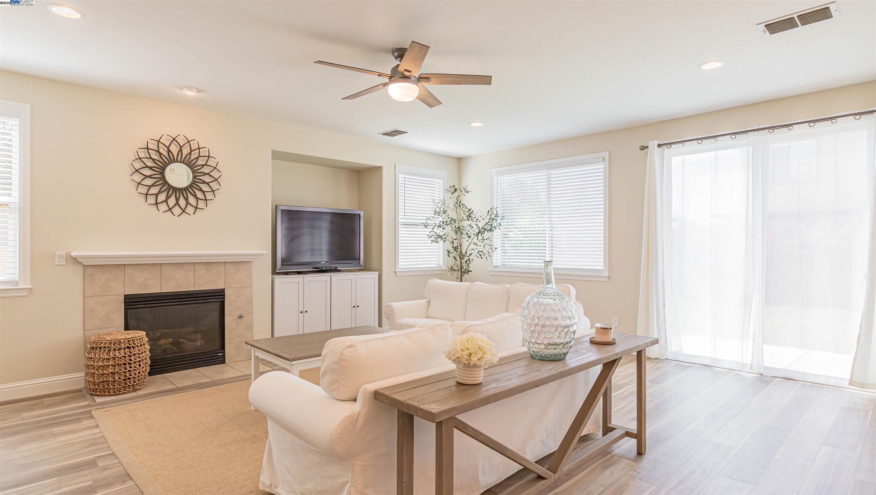Detail Gallery Image 7 of 24 For 1052 Moss Ln, Lathrop,  CA 95330 - 5 Beds | 3 Baths