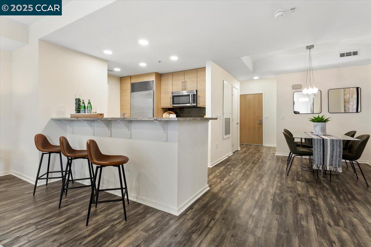 1655 N California Blvd # 312, Walnut Creek, California 94596, 1 Bedroom Bedrooms, 5 Rooms Rooms,1 BathroomBathrooms,Residential Lease,For Rent,1655 N California Blvd # 312,41096395