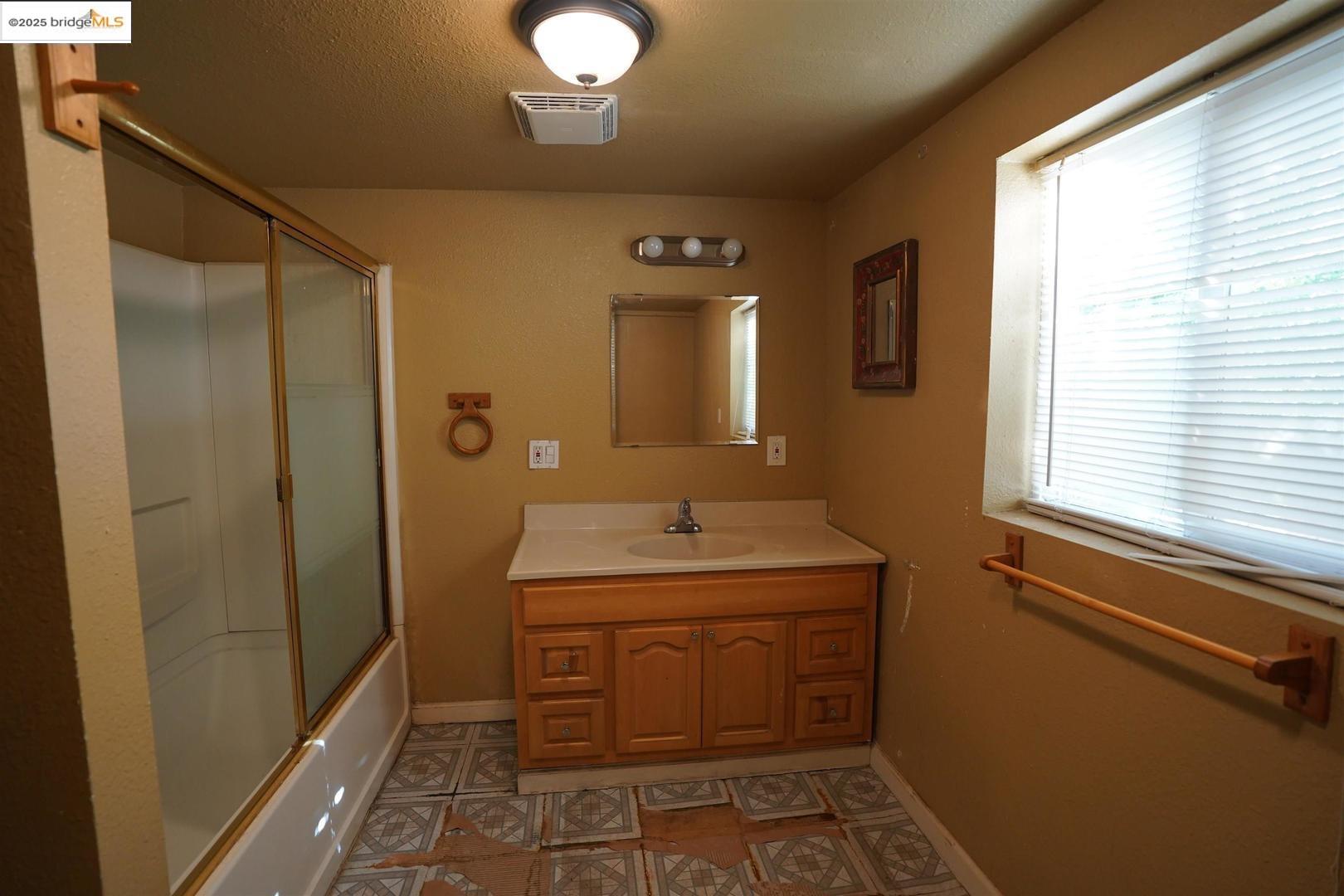 Detail Gallery Image 25 of 29 For 6084 Monterey Ave, Richmond,  CA 94805 - 5 Beds | 2/1 Baths
