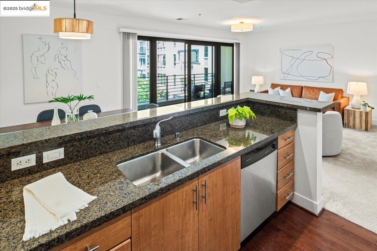 Detail Gallery Image 11 of 43 For 438 W Grand Ave #627,  Oakland,  CA 94612 - 2 Beds | 2 Baths