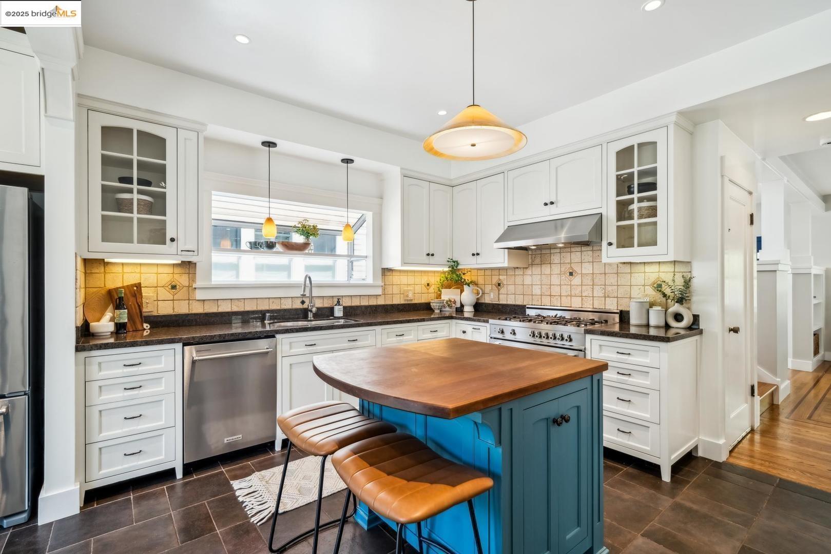 Detail Gallery Image 19 of 54 For 5490 Kales Ave, Oakland,  CA 94618 - 4 Beds | 2/1 Baths