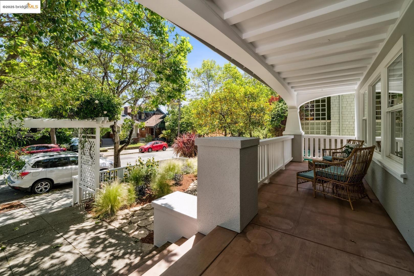 Detail Gallery Image 4 of 54 For 5490 Kales Ave, Oakland,  CA 94618 - 4 Beds | 2/1 Baths